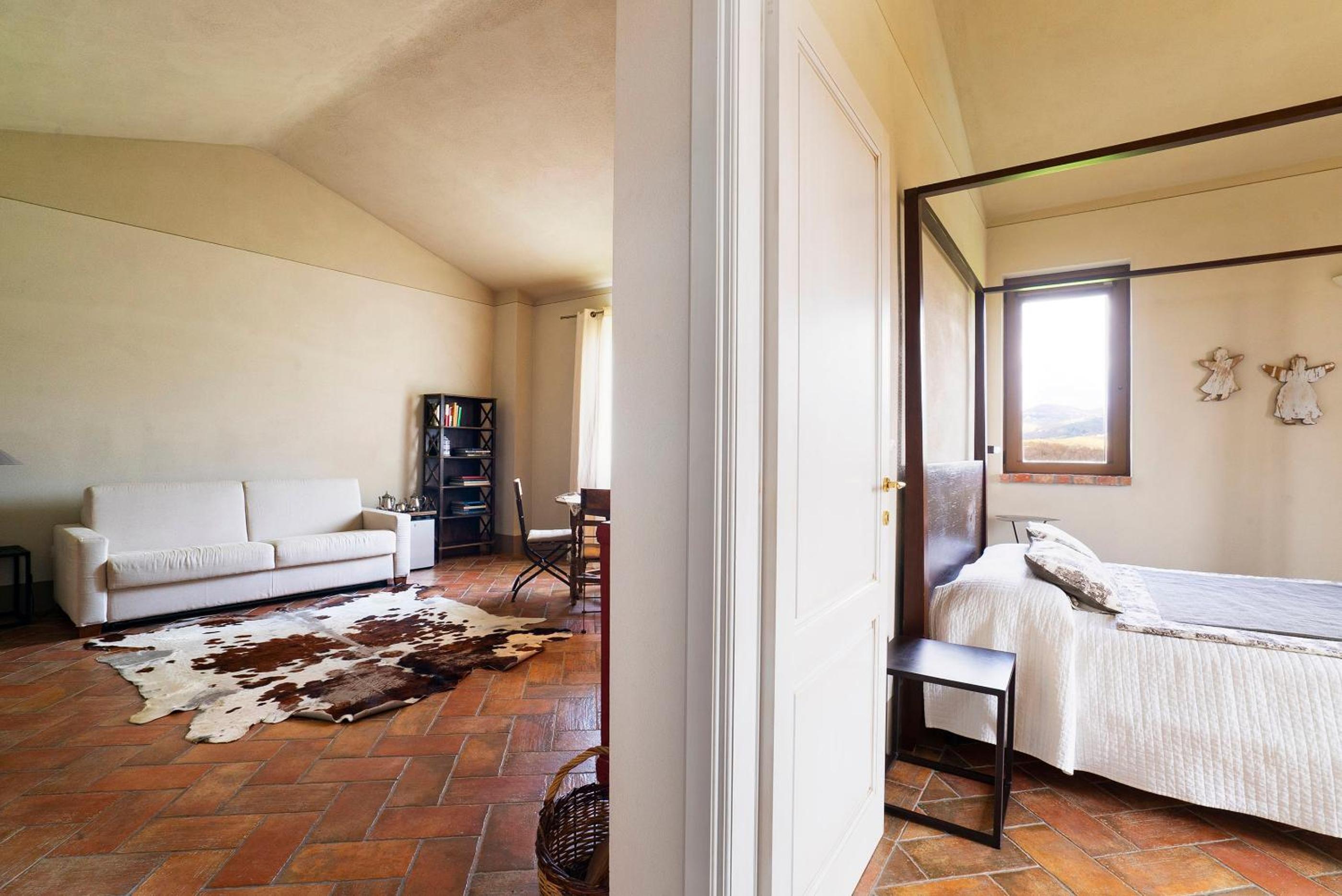 Suite with Balcony - Photo 7