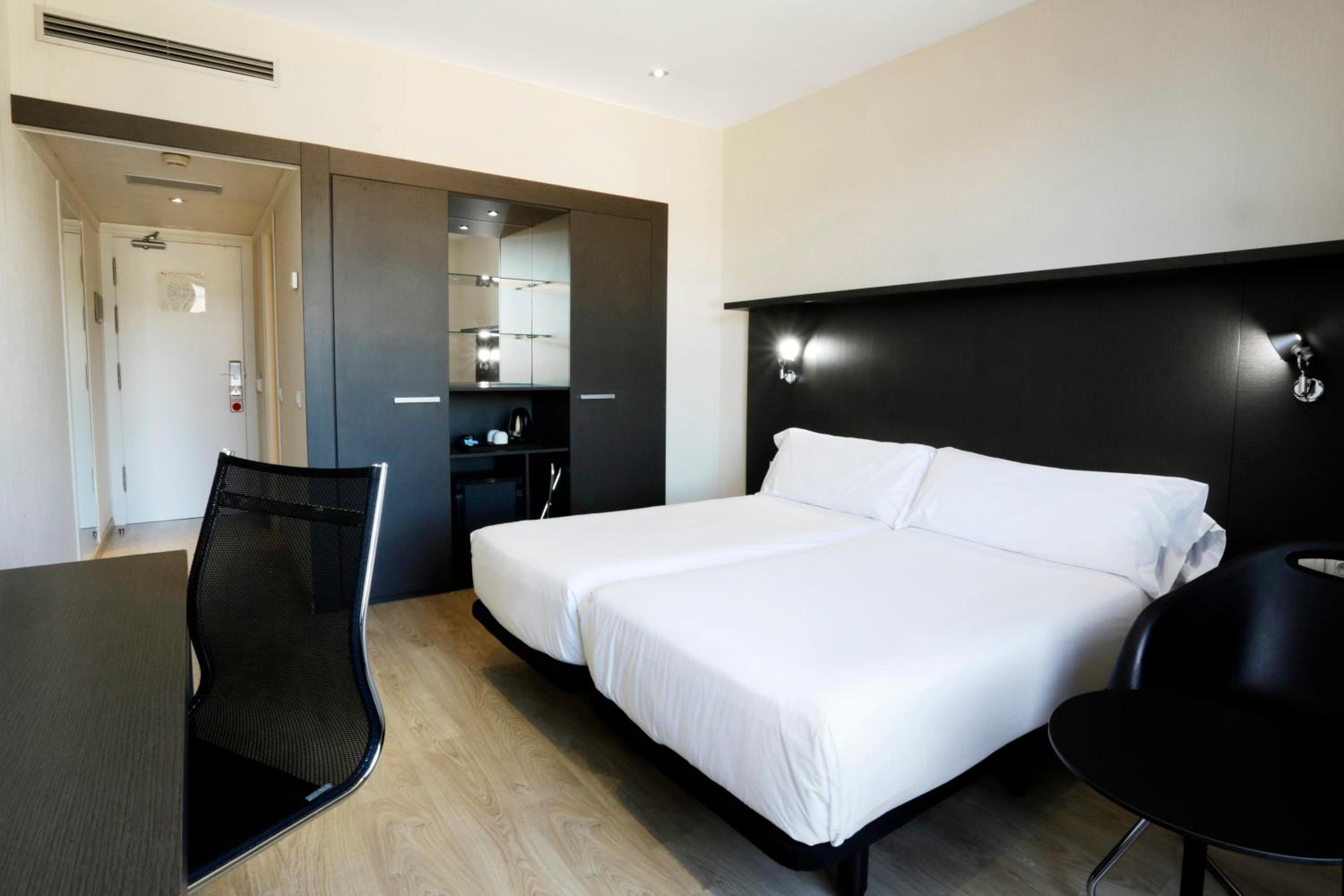 Superior Twin Room with Extra Bed (2 adults + 1 child) photo 1