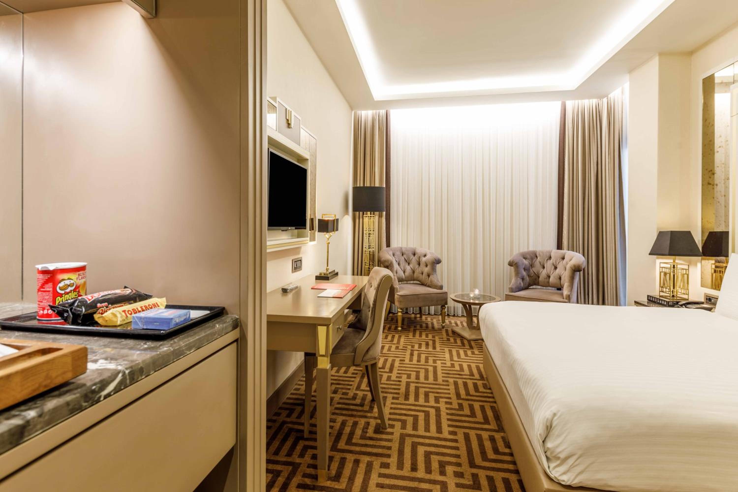 Economic Room with King Bed photo 3
