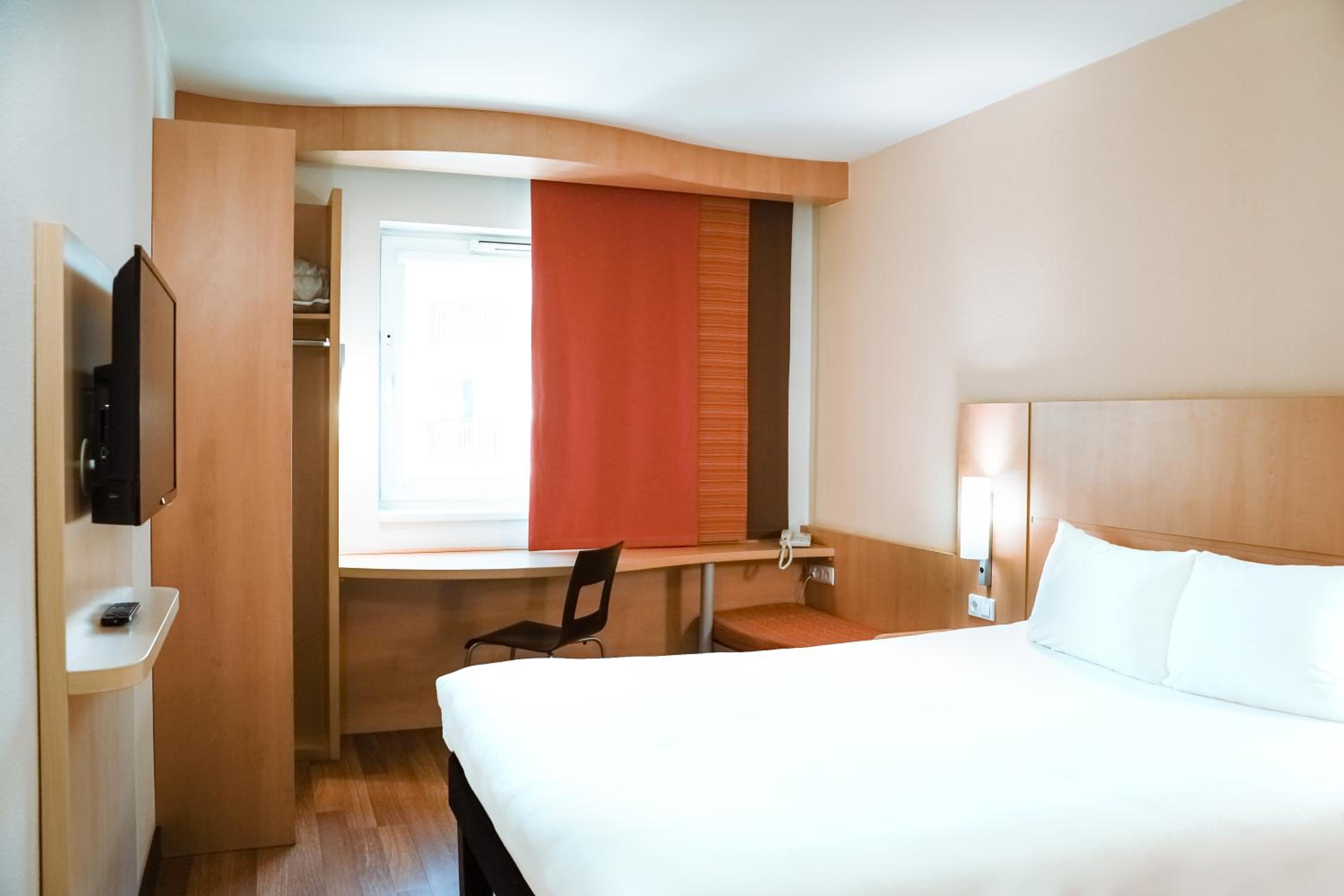 Room with 1 double bed photo 1