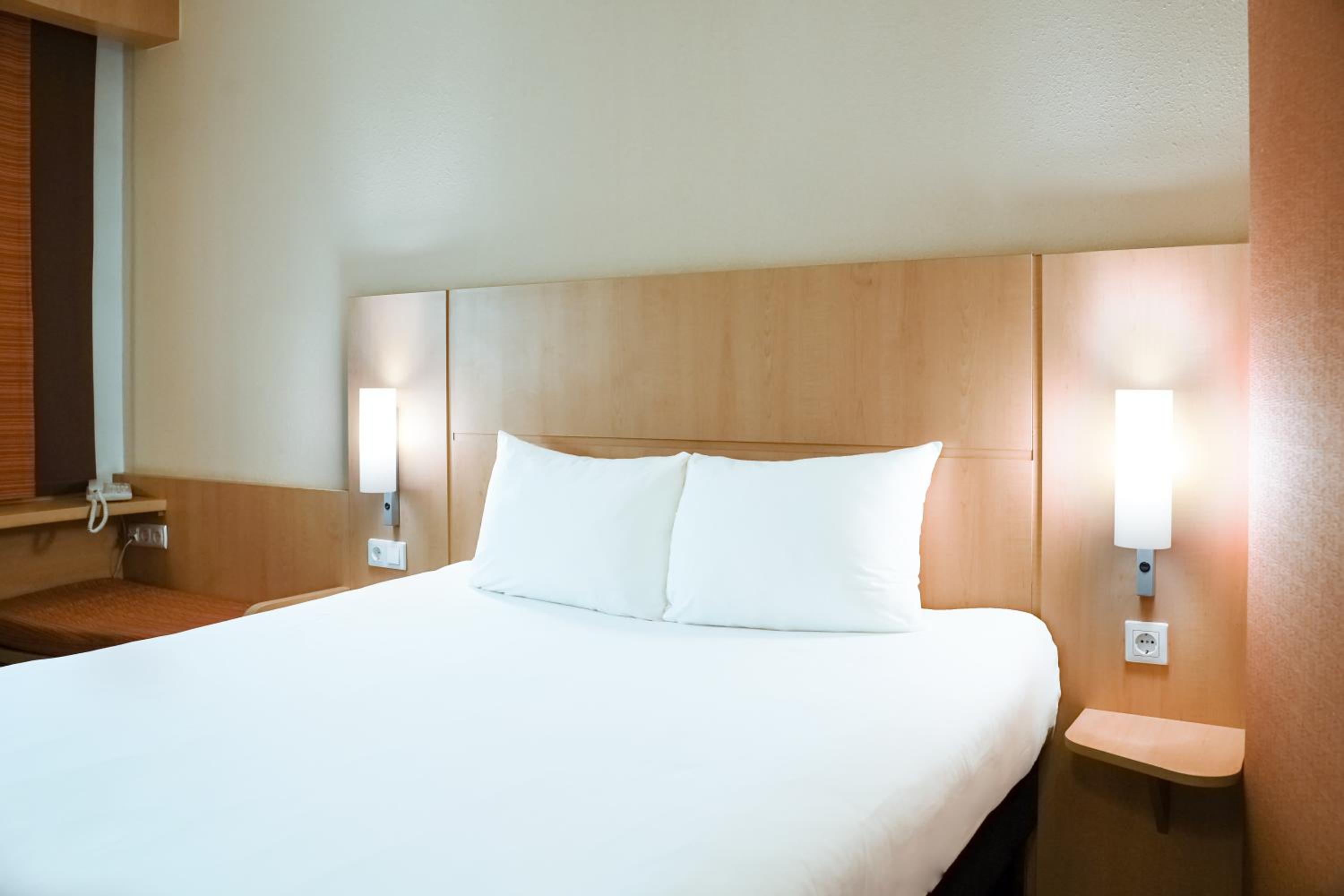 Room with 1 double bed photo 2
