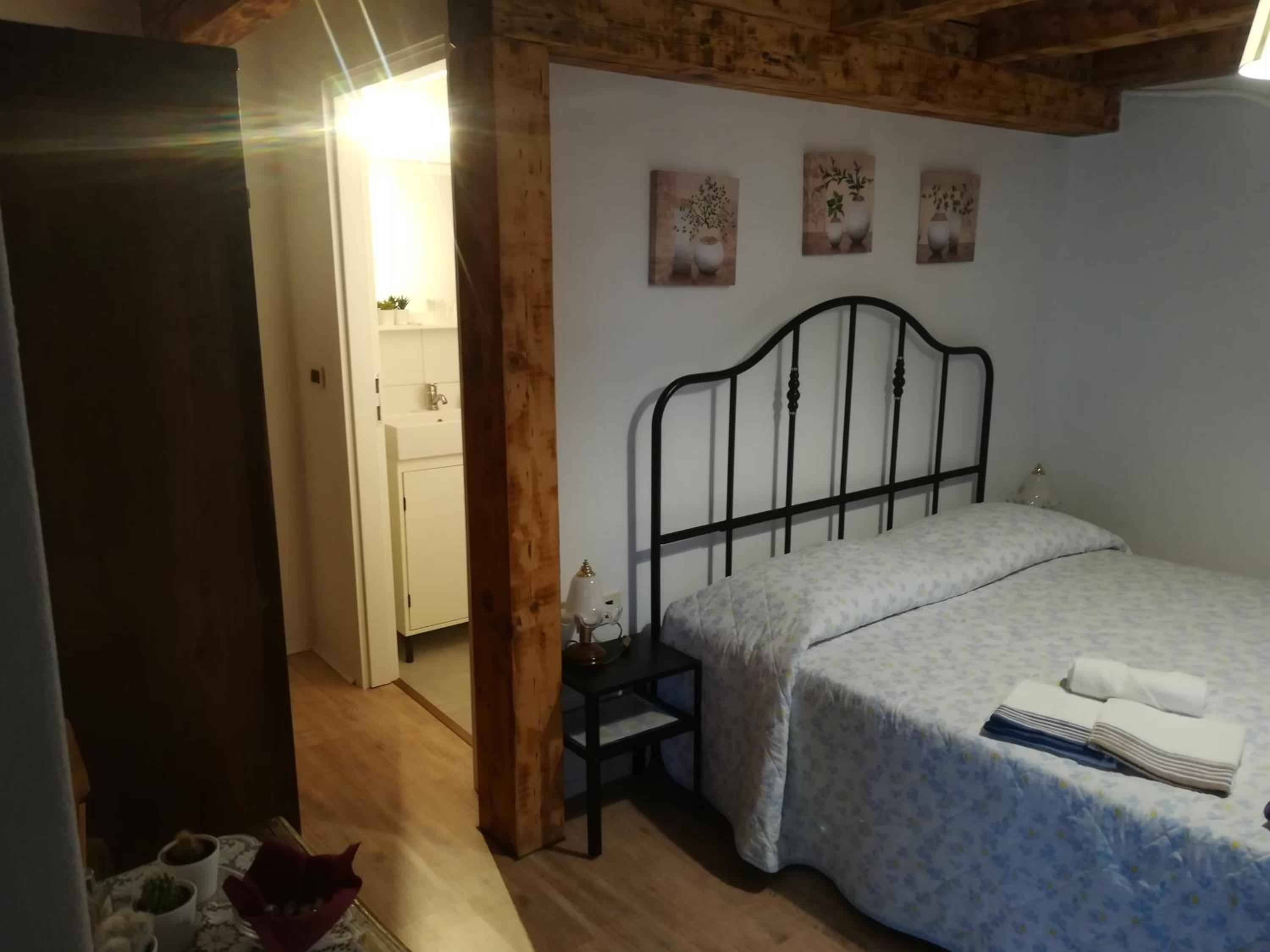 Double Room with Private Bathroom - Photo 2