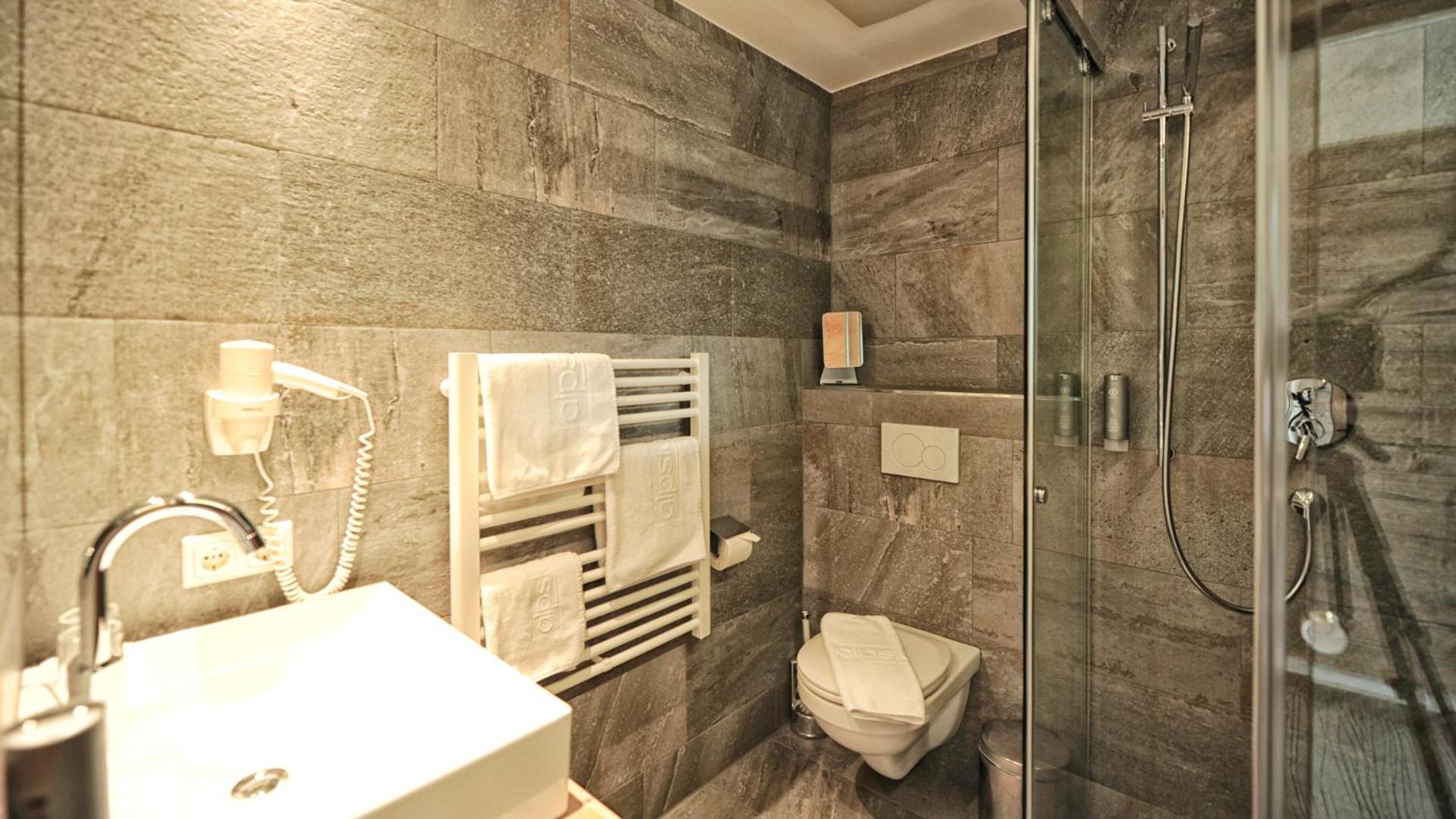 Standard Double Room with Balcony - Photo 4