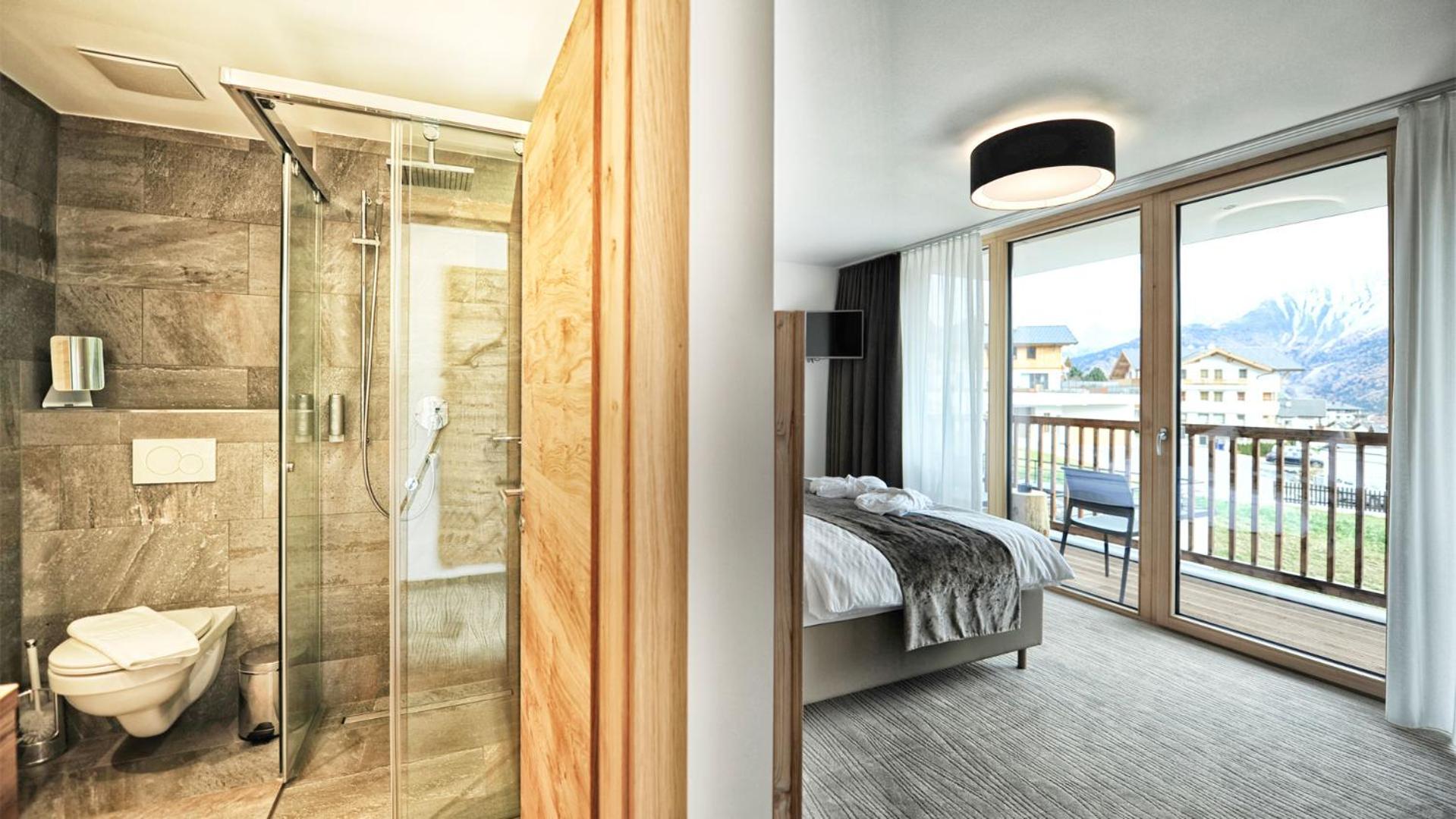 Standard Double Room with Balcony - Photo 2