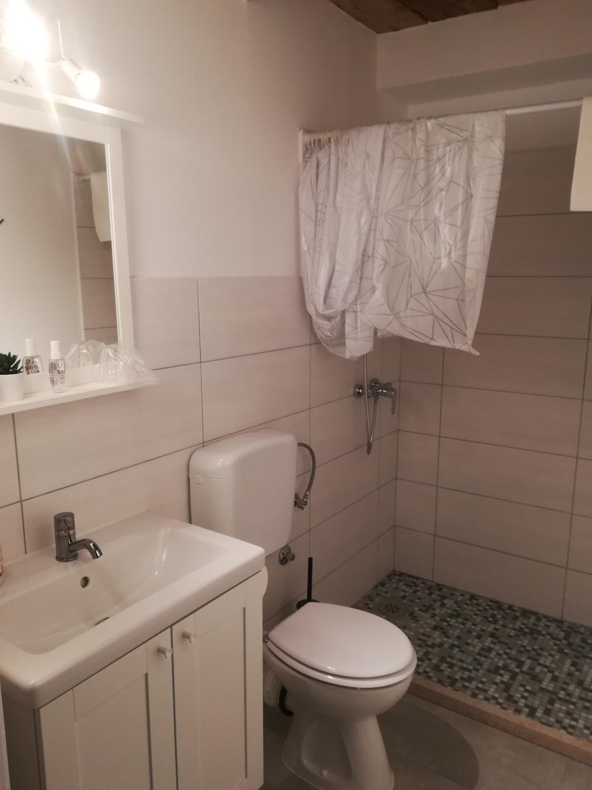 Double Room with Private Bathroom - Photo 7