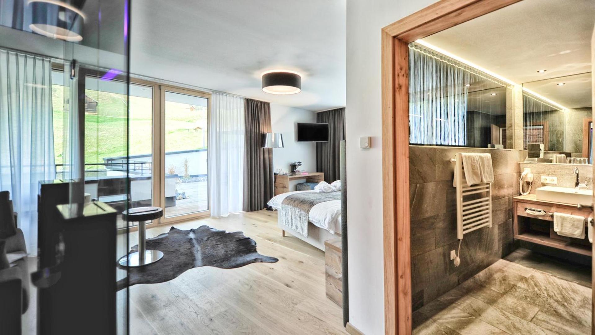 Comfort Suite with Balcony - Photo 5