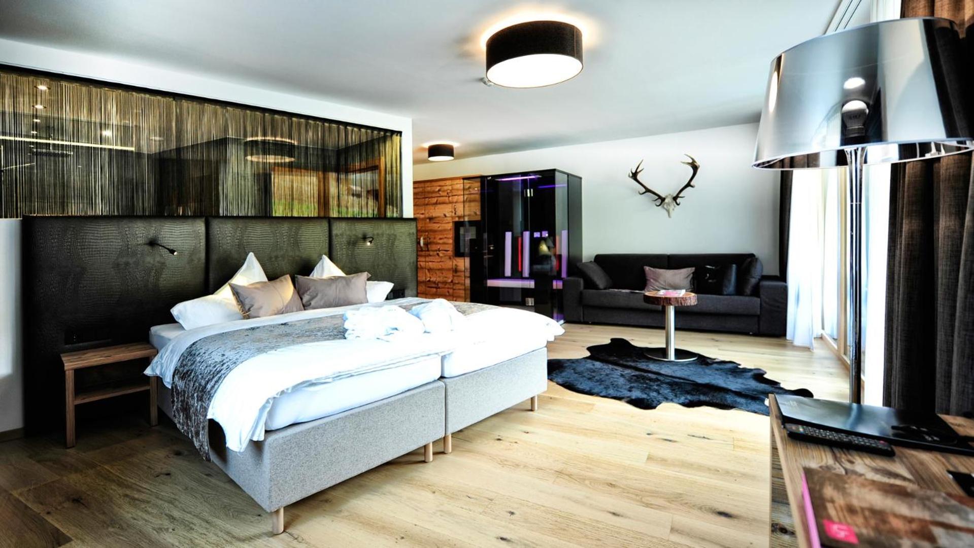 Comfort Suite with Balcony - Photo 3