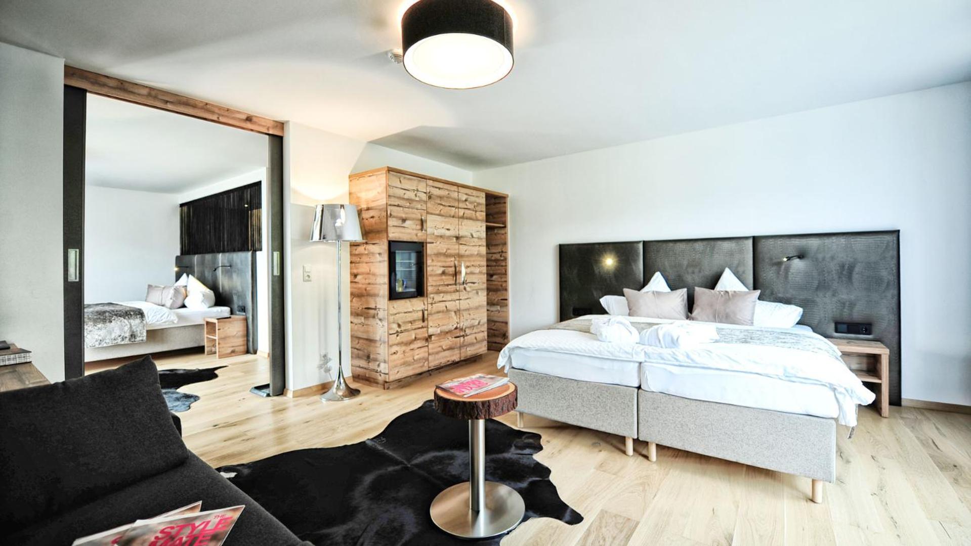 Large Comfort Suite with Balcony - Photo 4