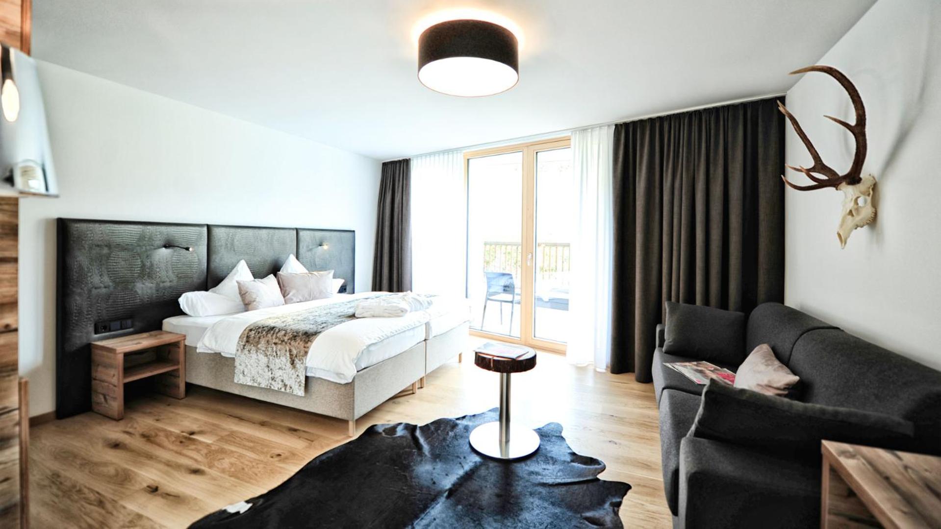 Large Comfort Suite with Balcony - Photo 3