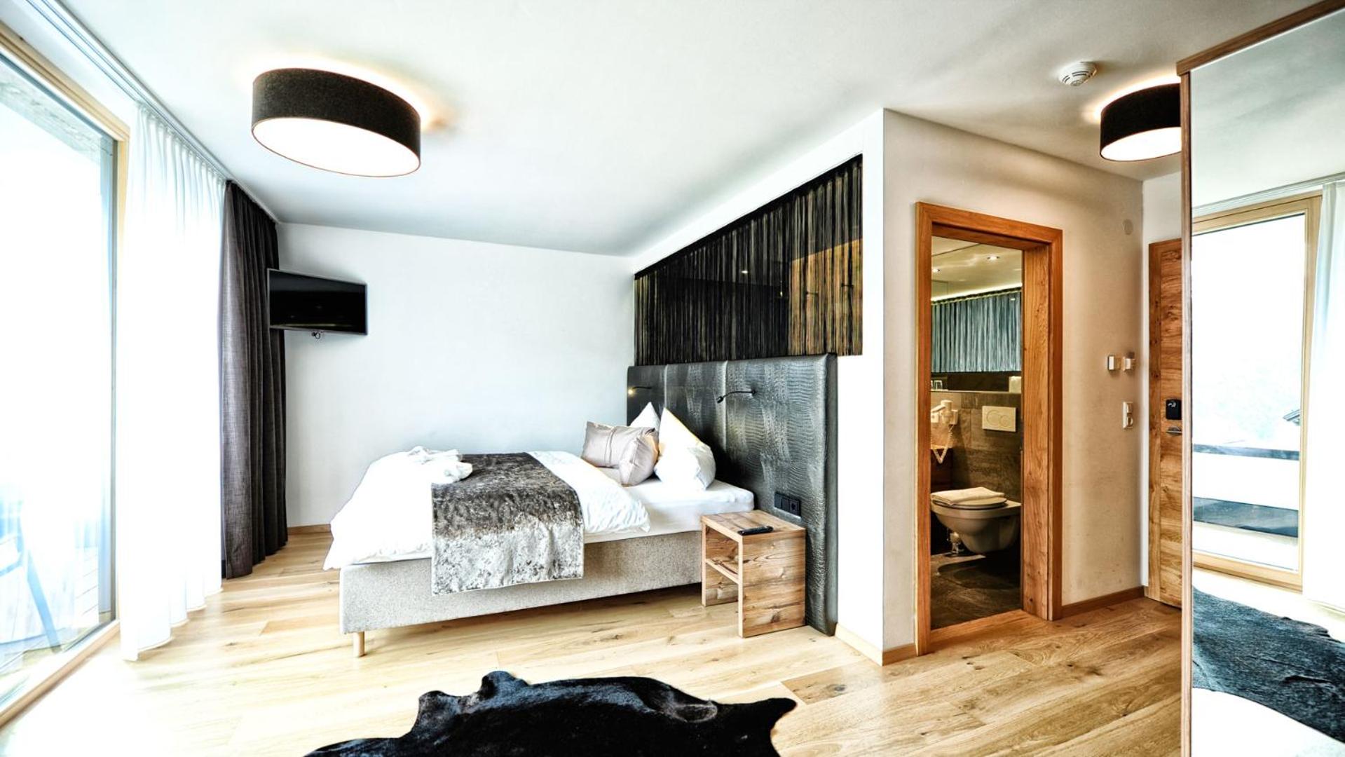 Large Comfort Suite with Balcony - Photo 2