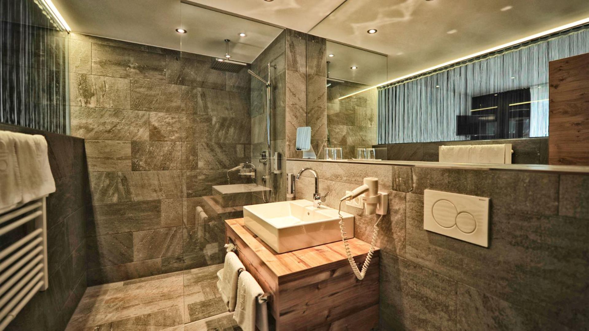 Large Comfort Suite with Balcony - Photo 5