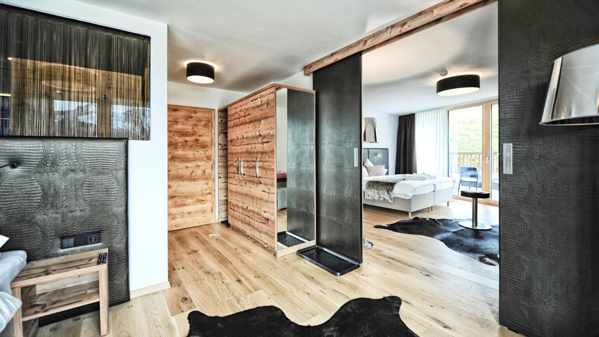Large Comfort Suite with Balcony - Photo 1