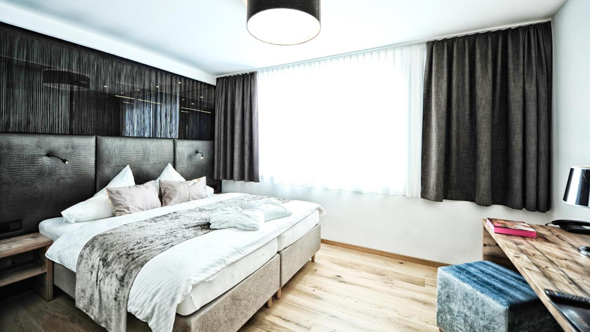 Superior Suite with Balcony - Photo 6