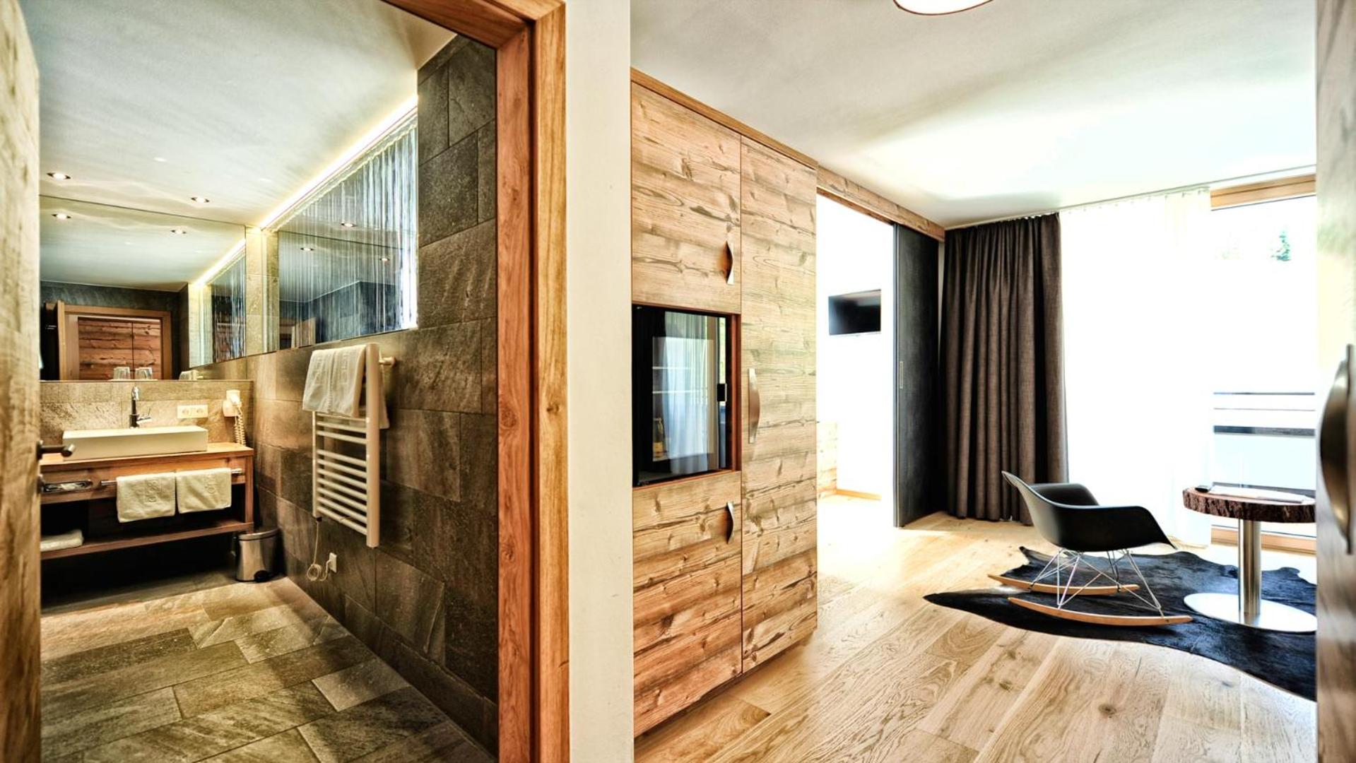 Superior Suite with Balcony - Photo 2