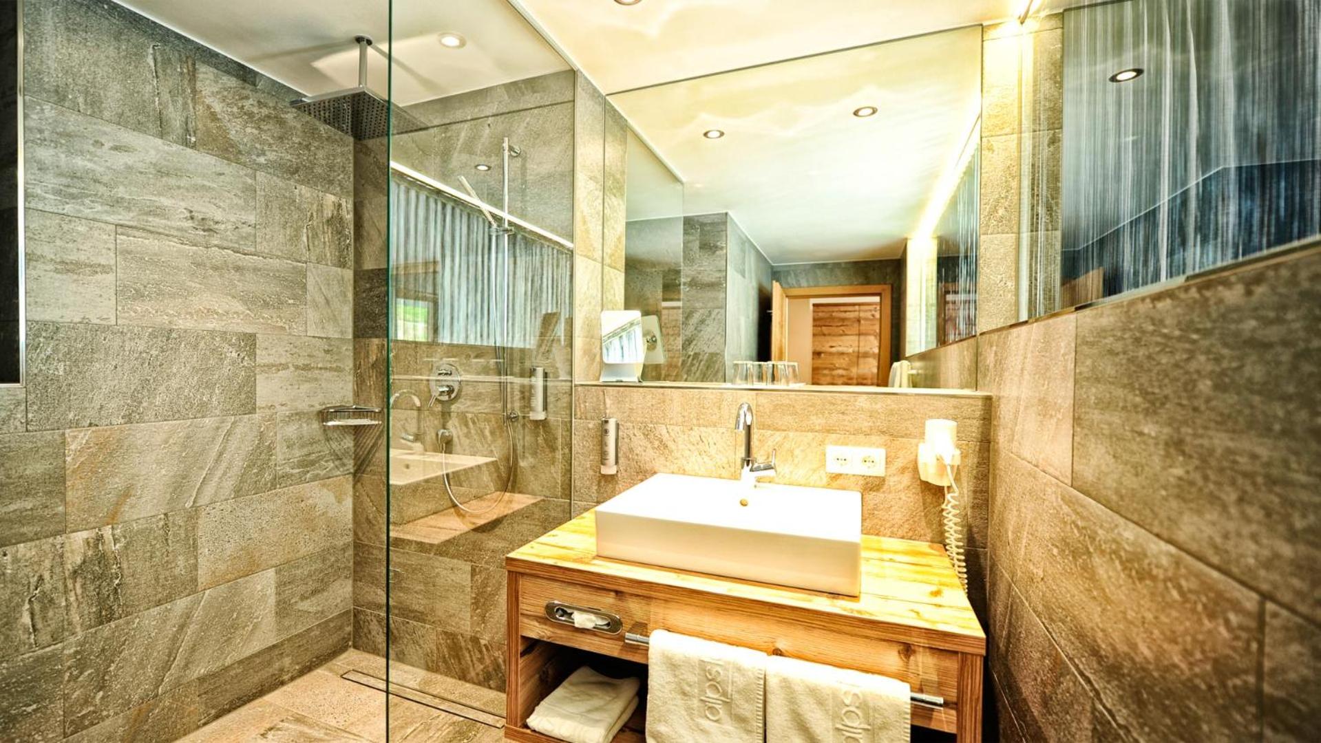 Superior Suite with Balcony - Photo 4