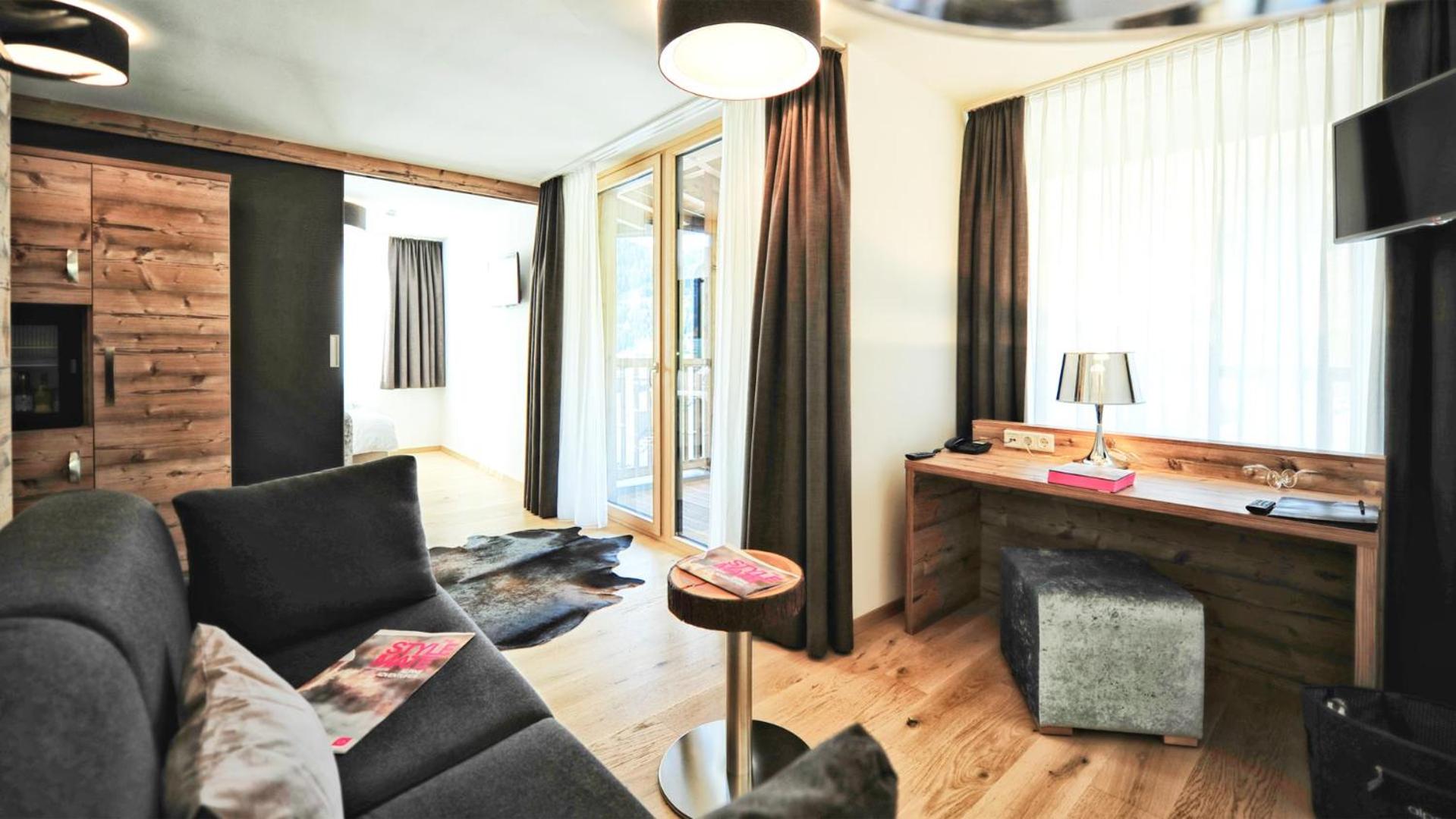 Junior Suite with Balcony - Photo 3