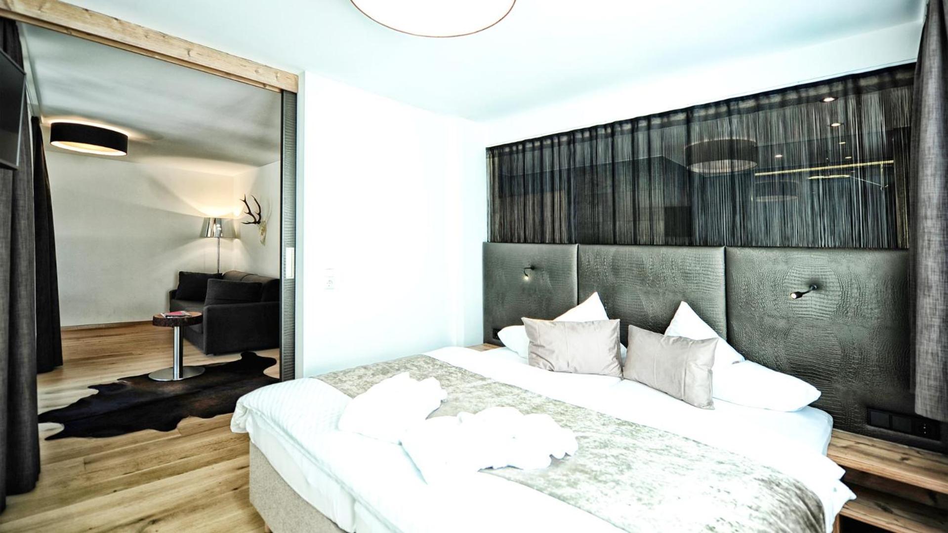 Junior Suite with Balcony - Photo 4
