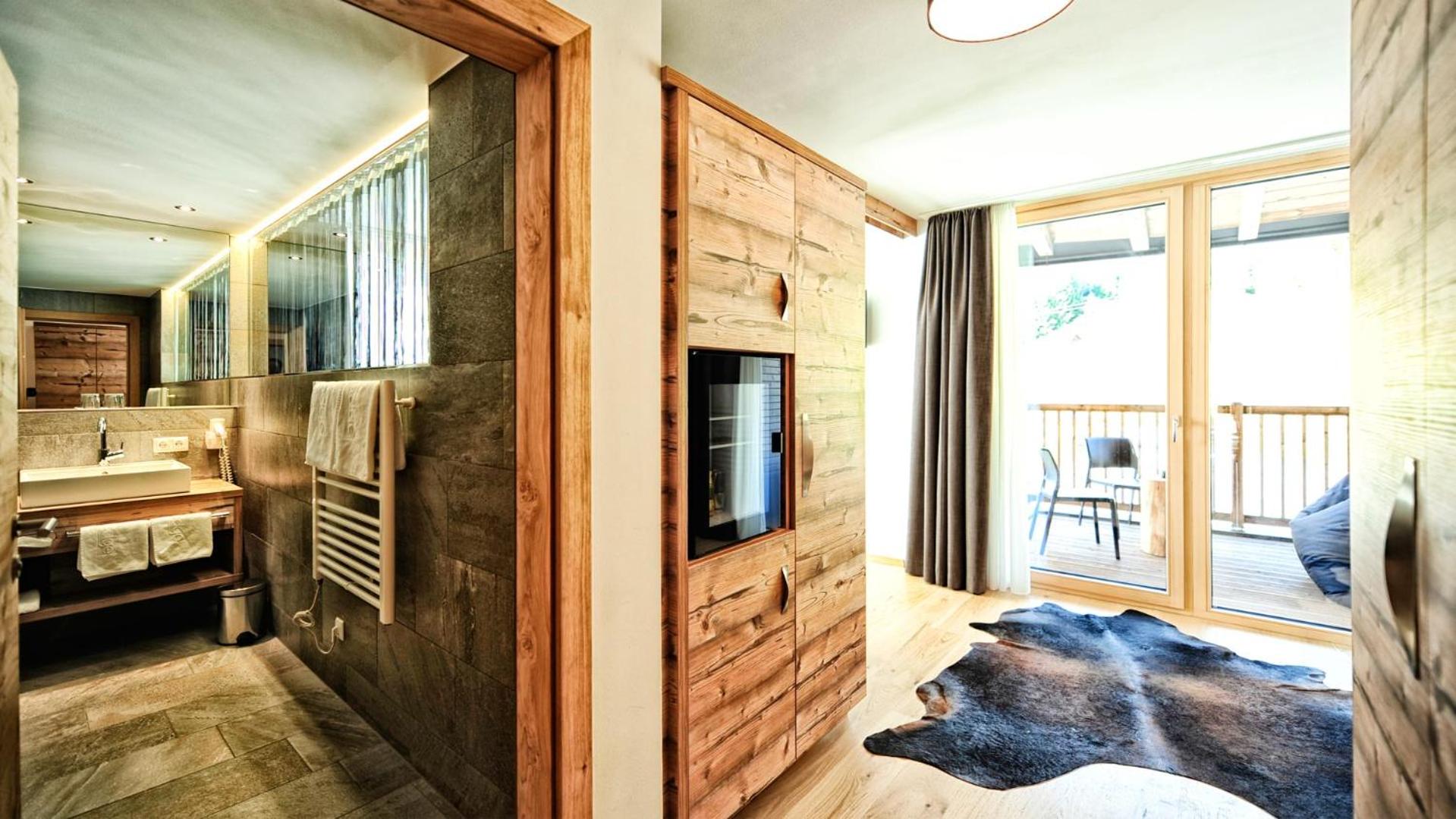 Junior Suite with Balcony - Photo 5