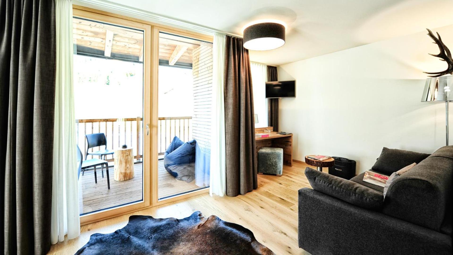 Junior Suite with Balcony - Photo 1