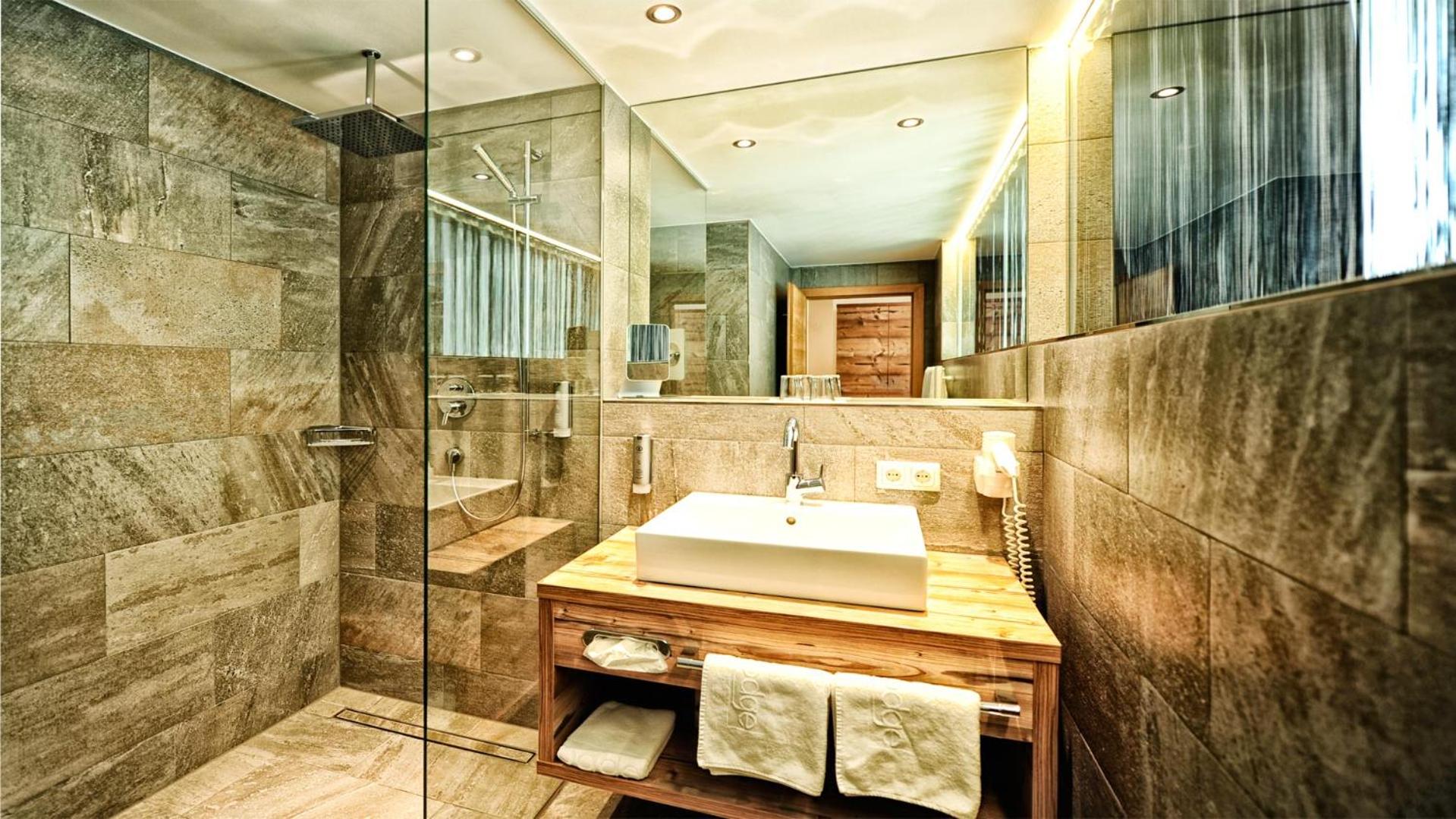 Junior Suite with Balcony - Photo 2
