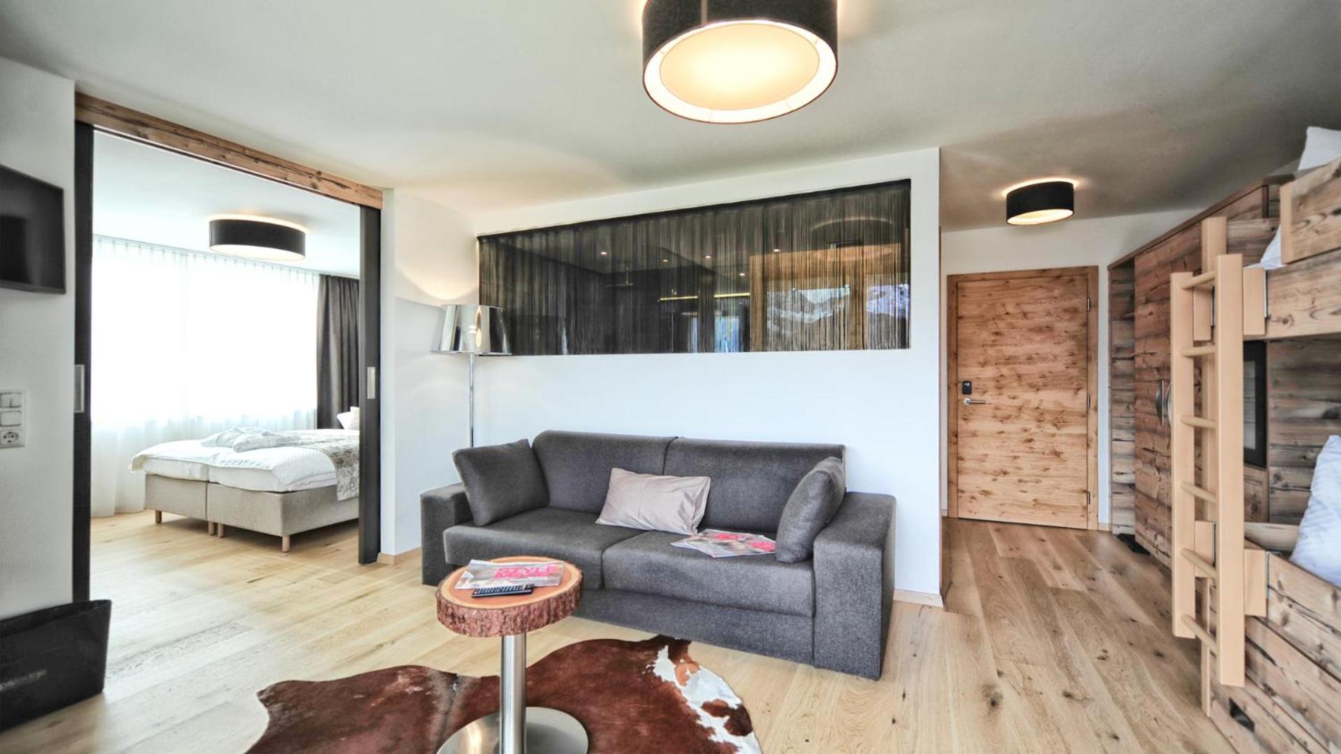 Large Suite with Balcony - Photo 4