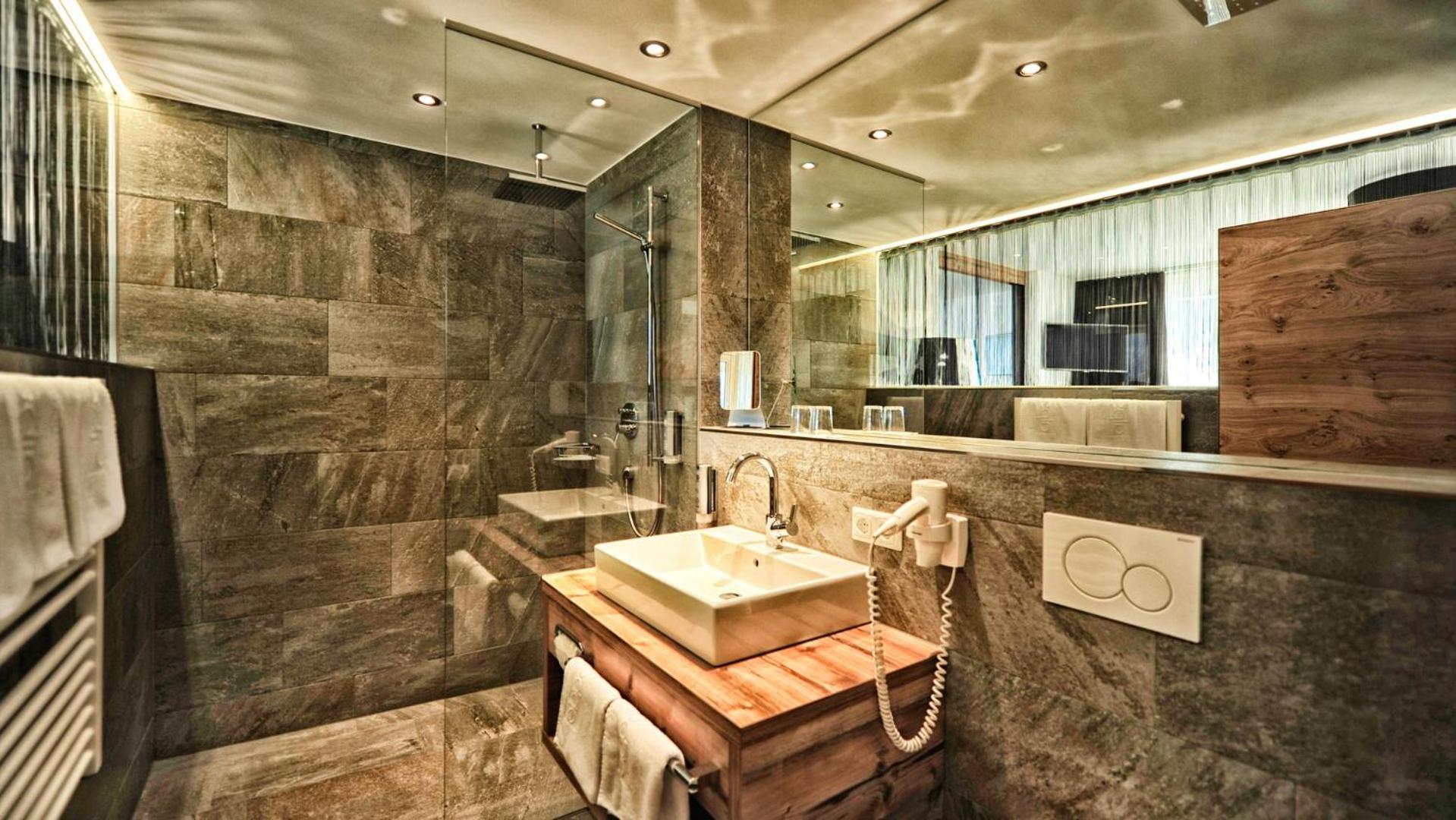 Large Suite with Balcony - Photo 3