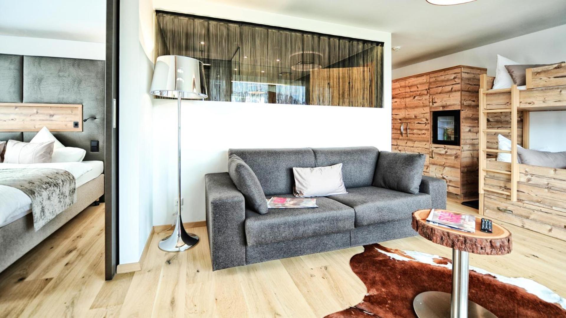 Large Suite with Balcony - Photo 5