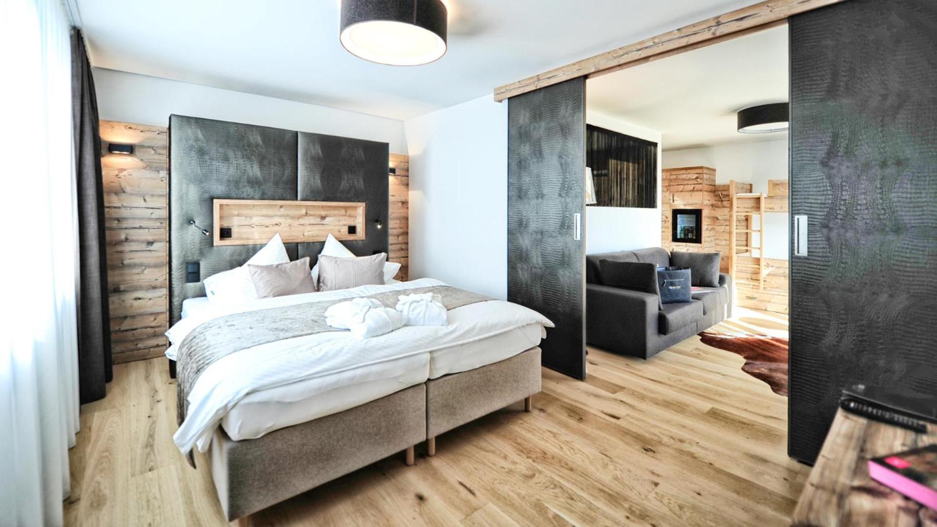 Large Suite with Balcony - Photo 2