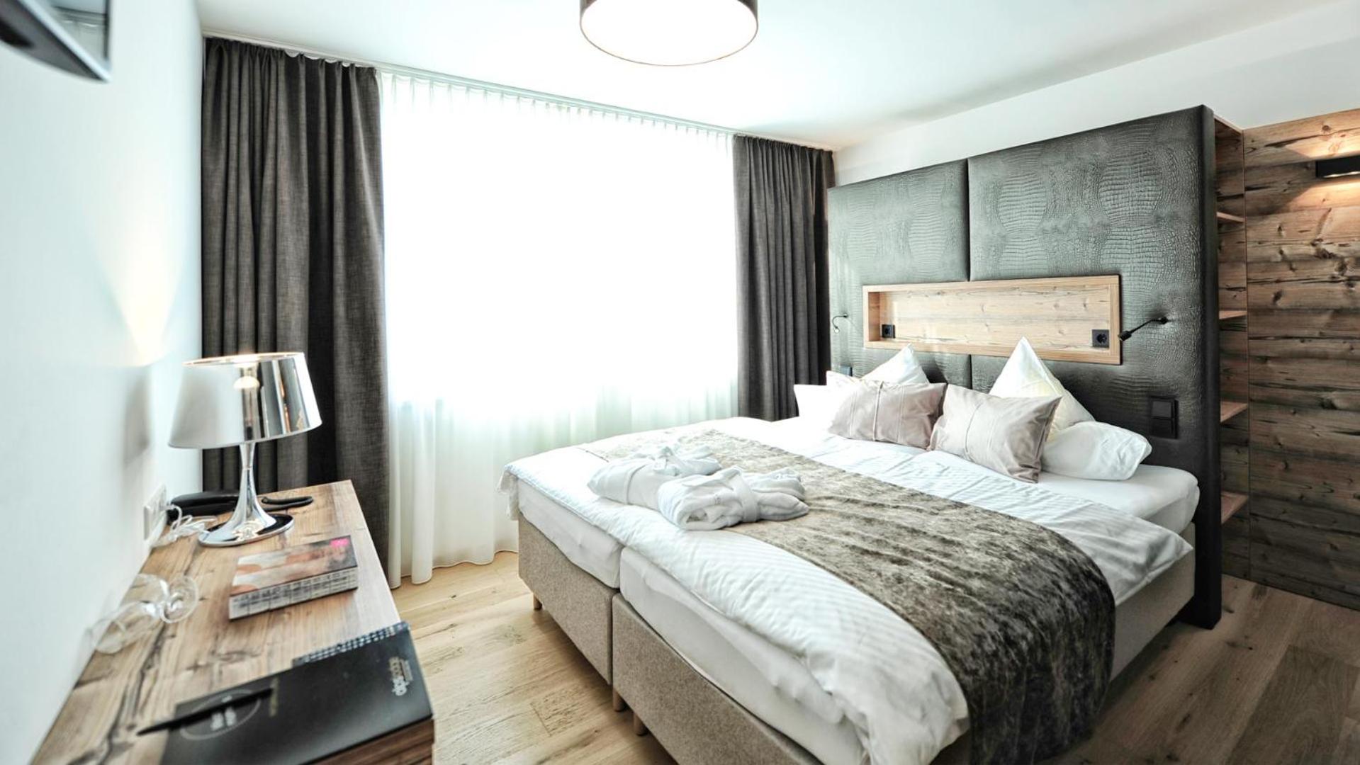 Suite with Balcony - Photo 6