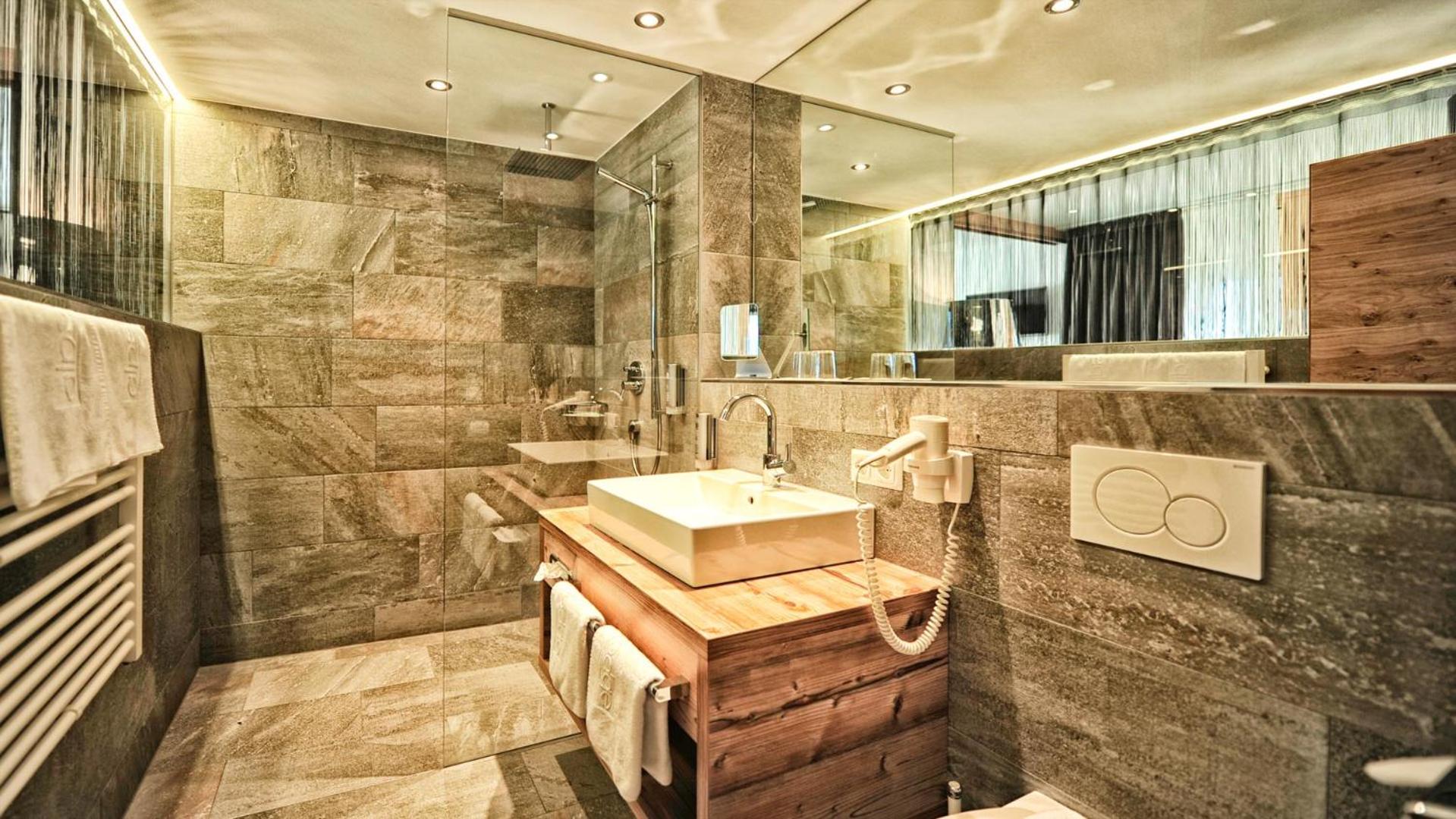 Suite with Balcony - Photo 5