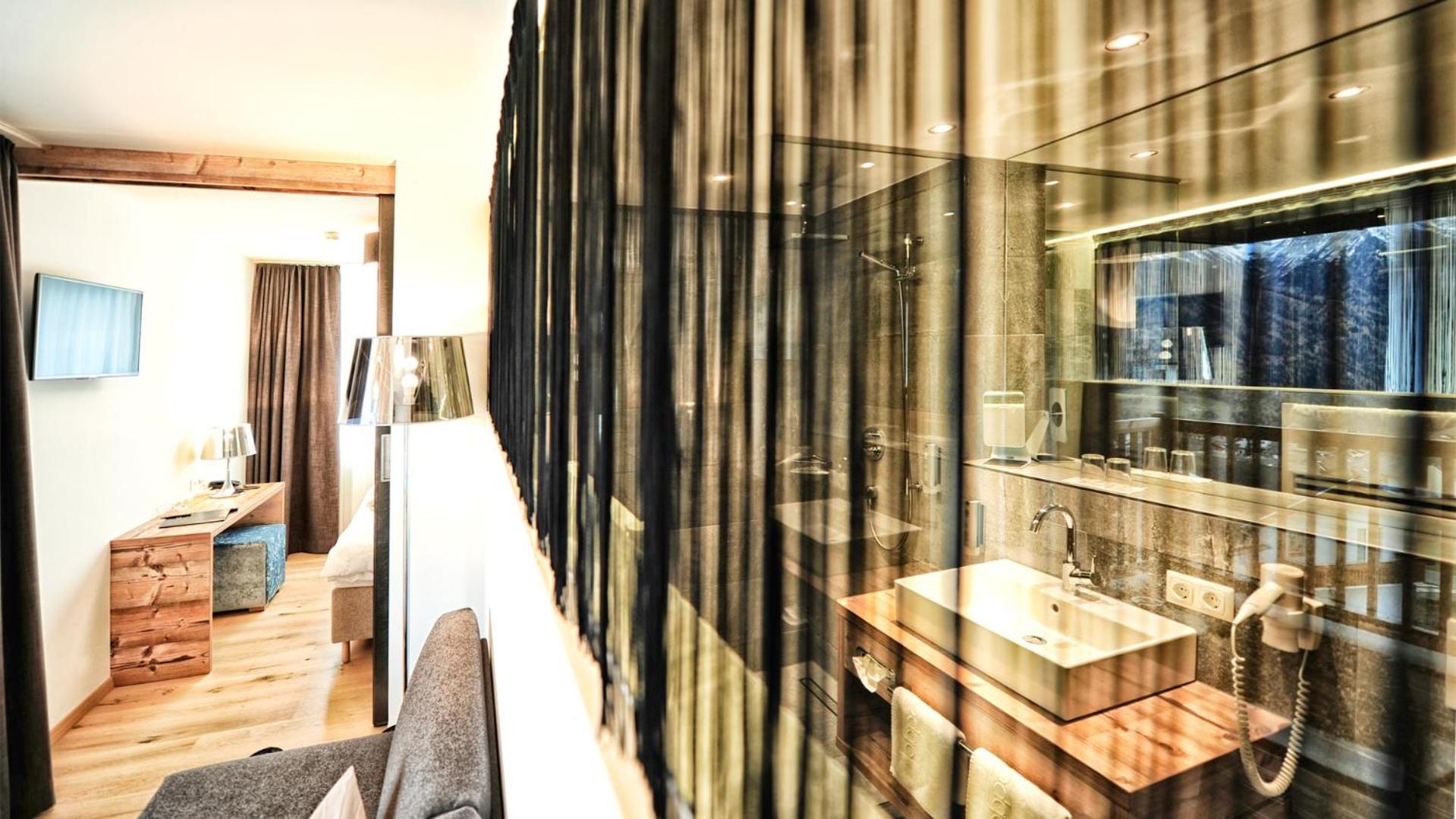 Suite with Balcony - Photo 4