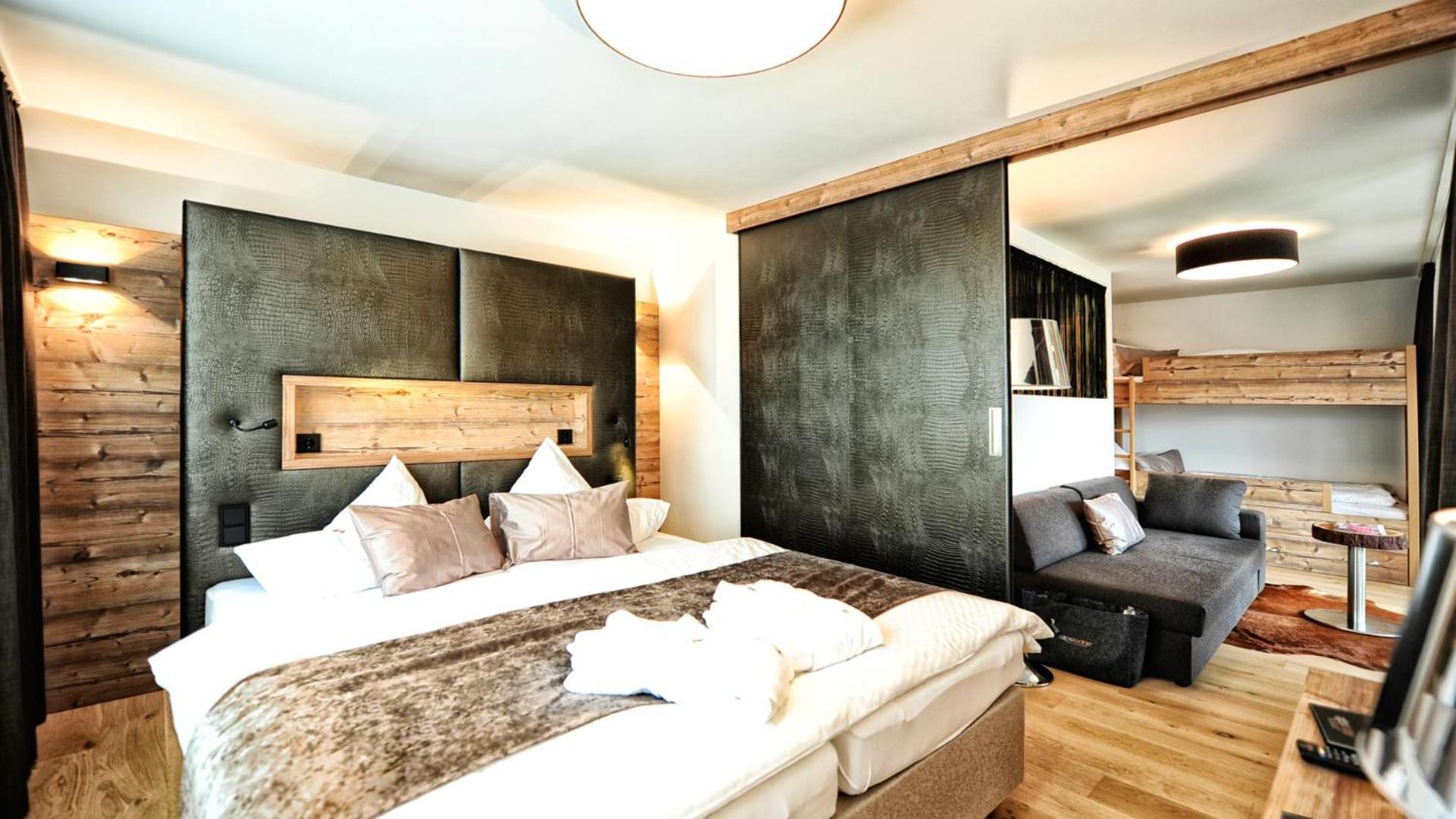Suite with Balcony - Photo 3