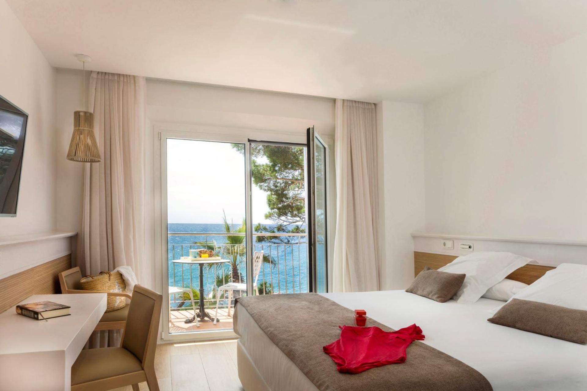 Deluxe Double Room with Balcony and Sea View