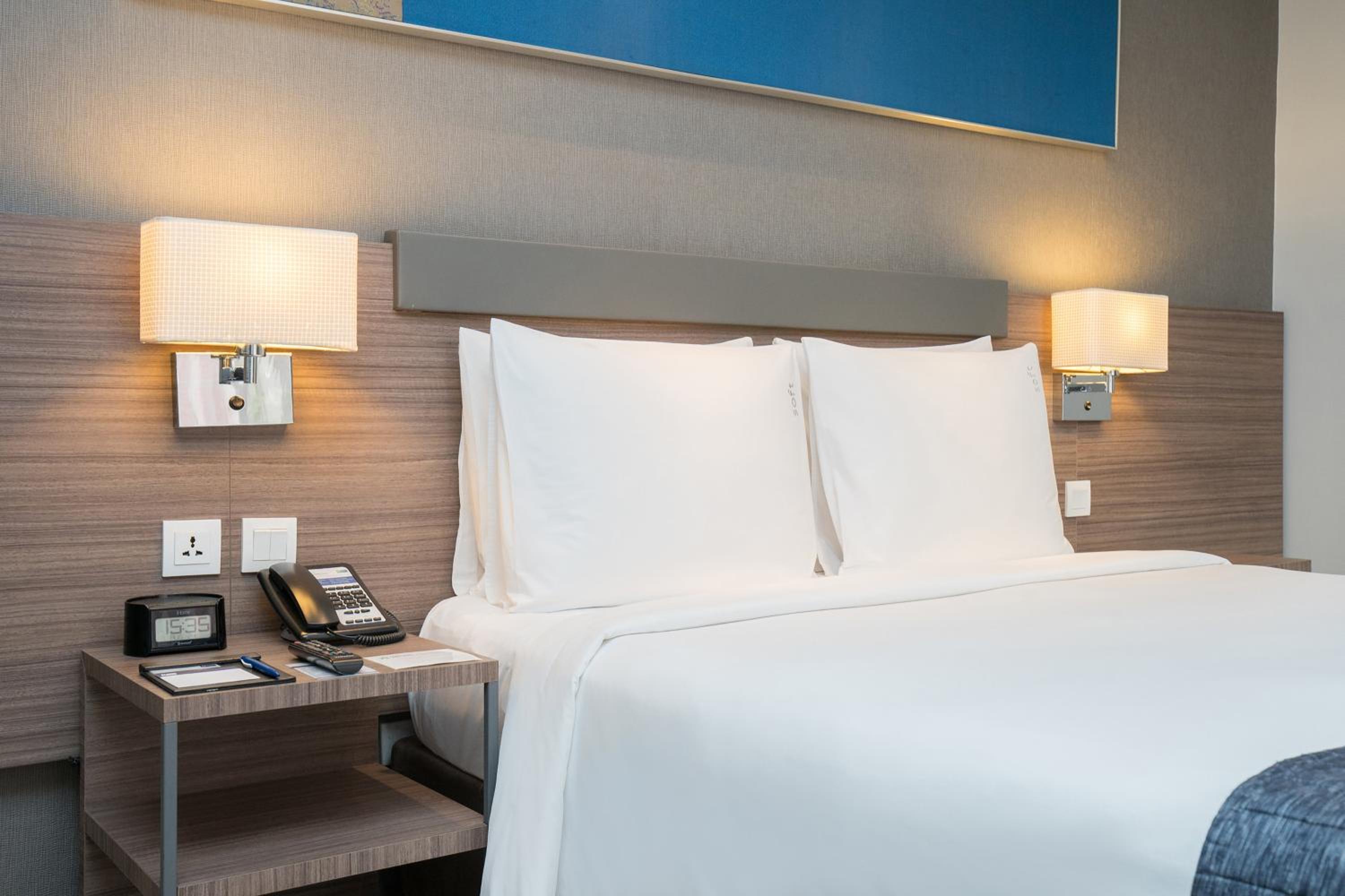 Standard Queen Room with Extra Floor Space - Free Breakfast photo 3