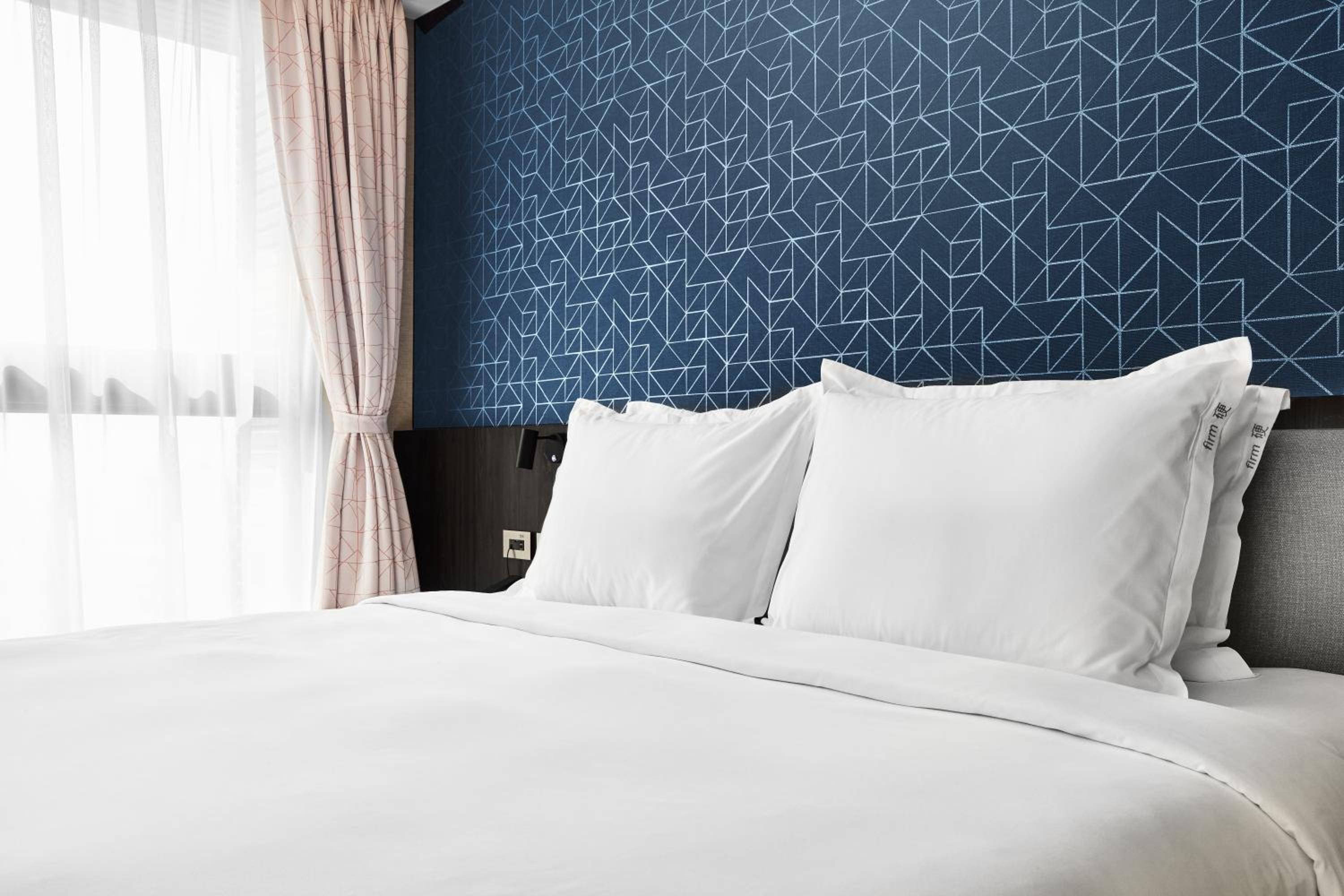 Standard King Room with River View - High Floor
