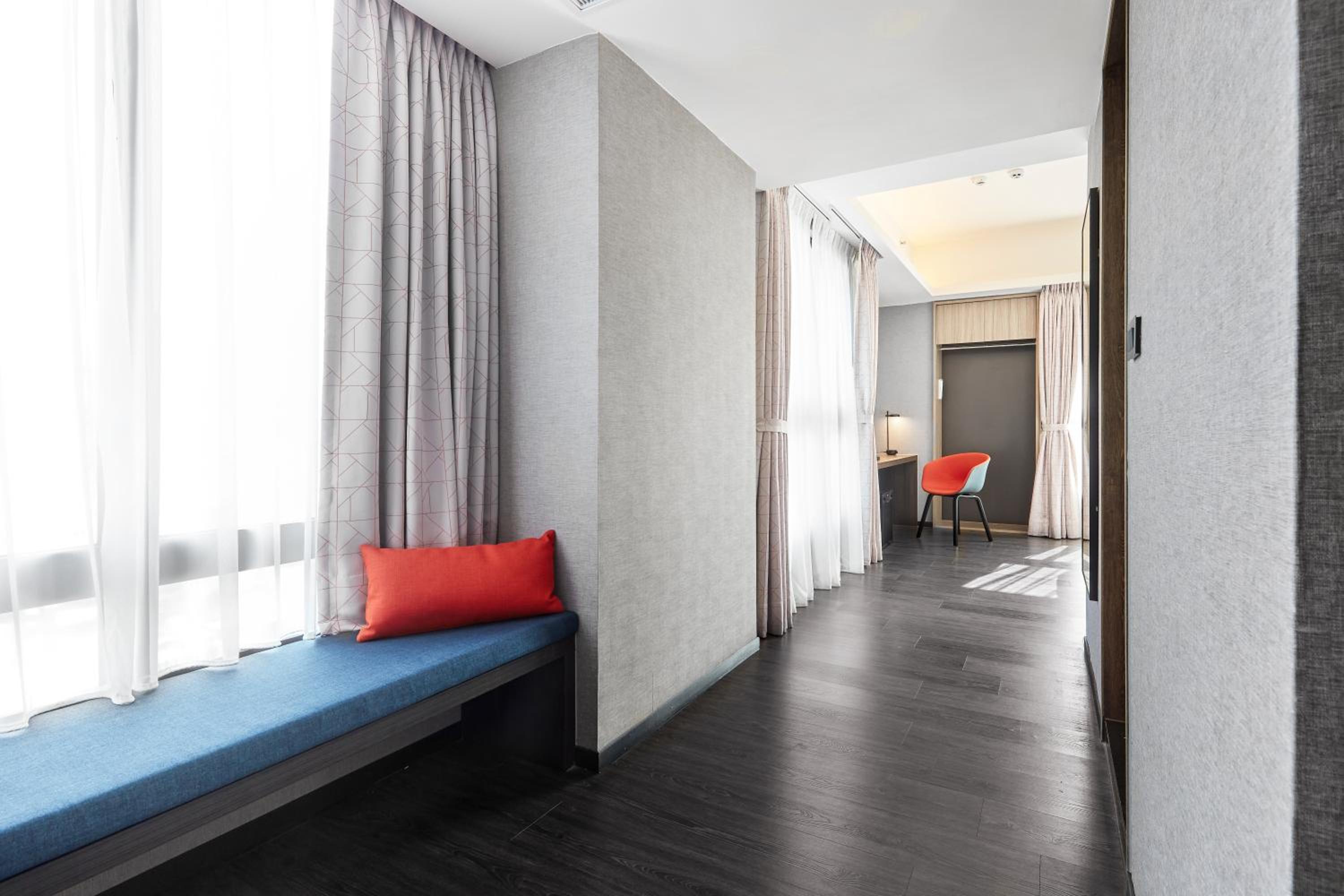 Standard King Room with River View - High Floor thumbnail 5
