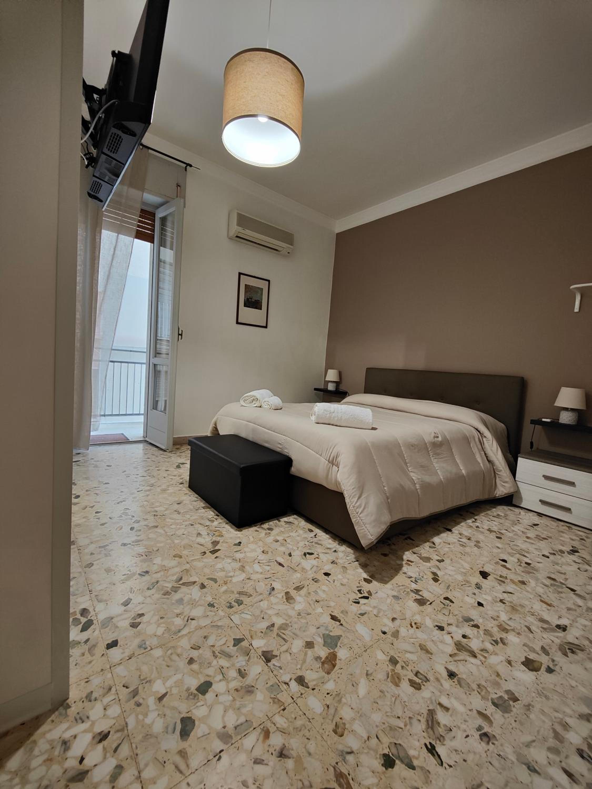 Double Room with Balcony - Photo 2