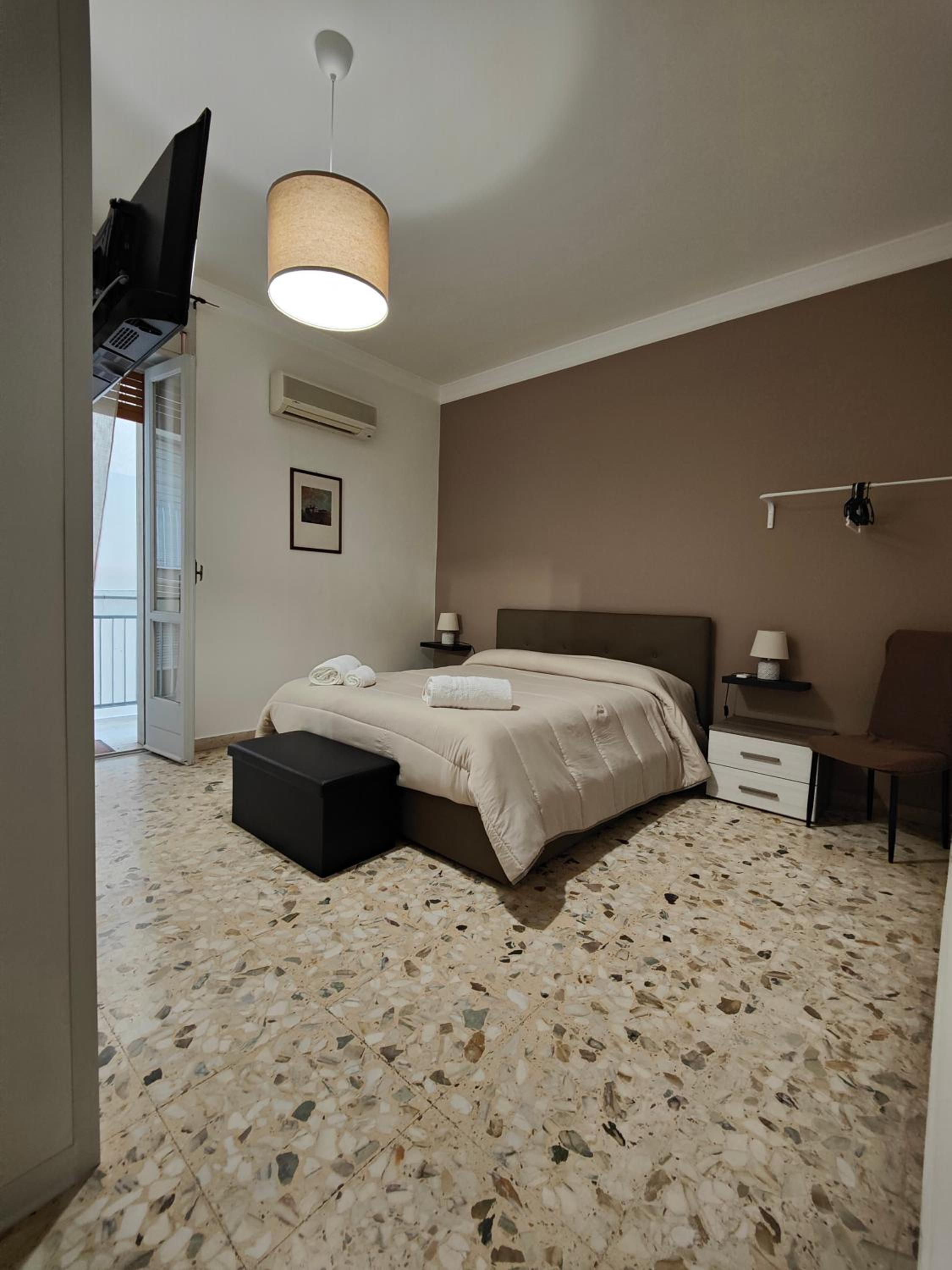 Double Room with Balcony - Photo 6