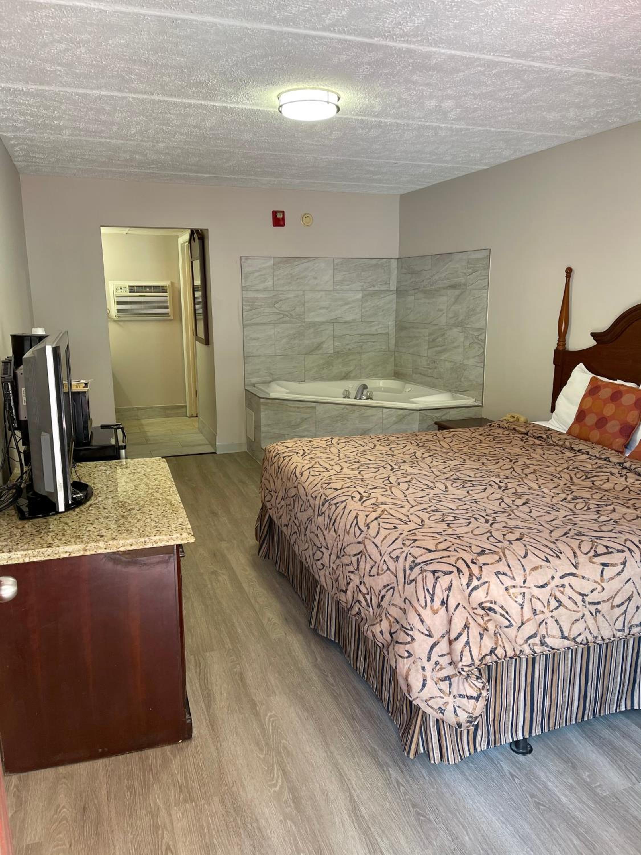 King Room with Spa Bath - Non-Smoking photo 1
