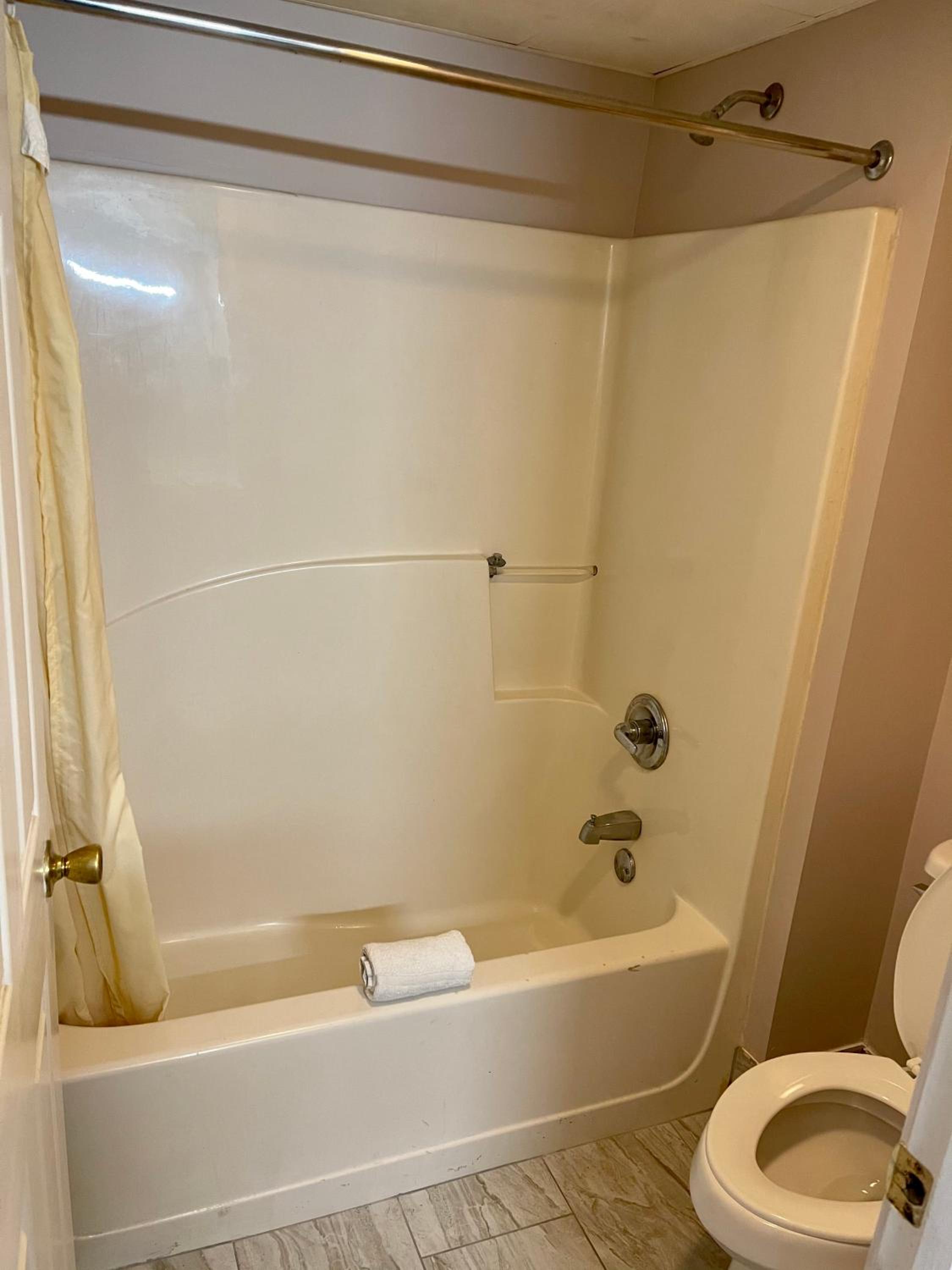 King Room with Spa Bath - Non-Smoking photo 2