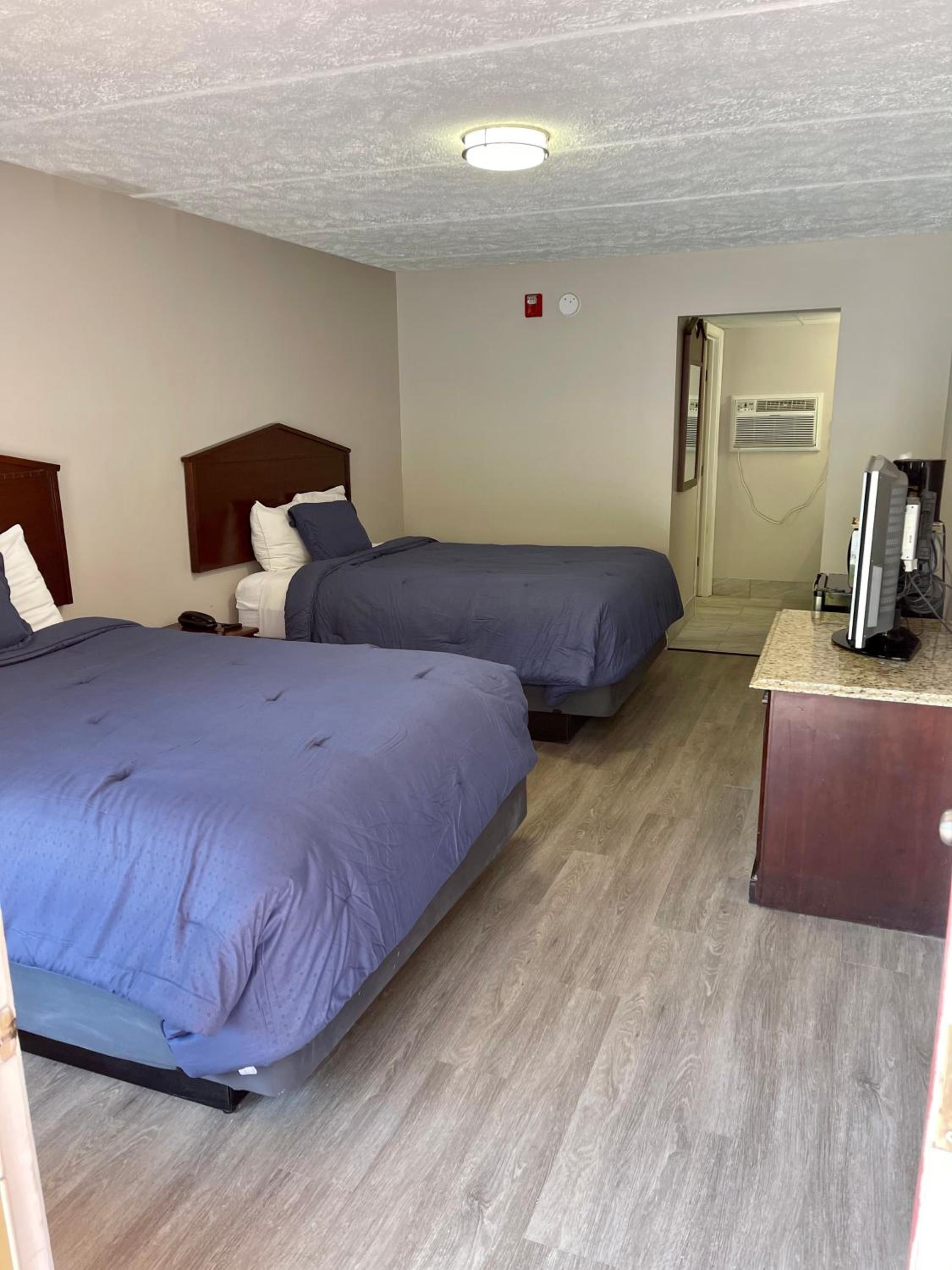 Queen Room with Two Queen Beds - Non-Smoking photo 1