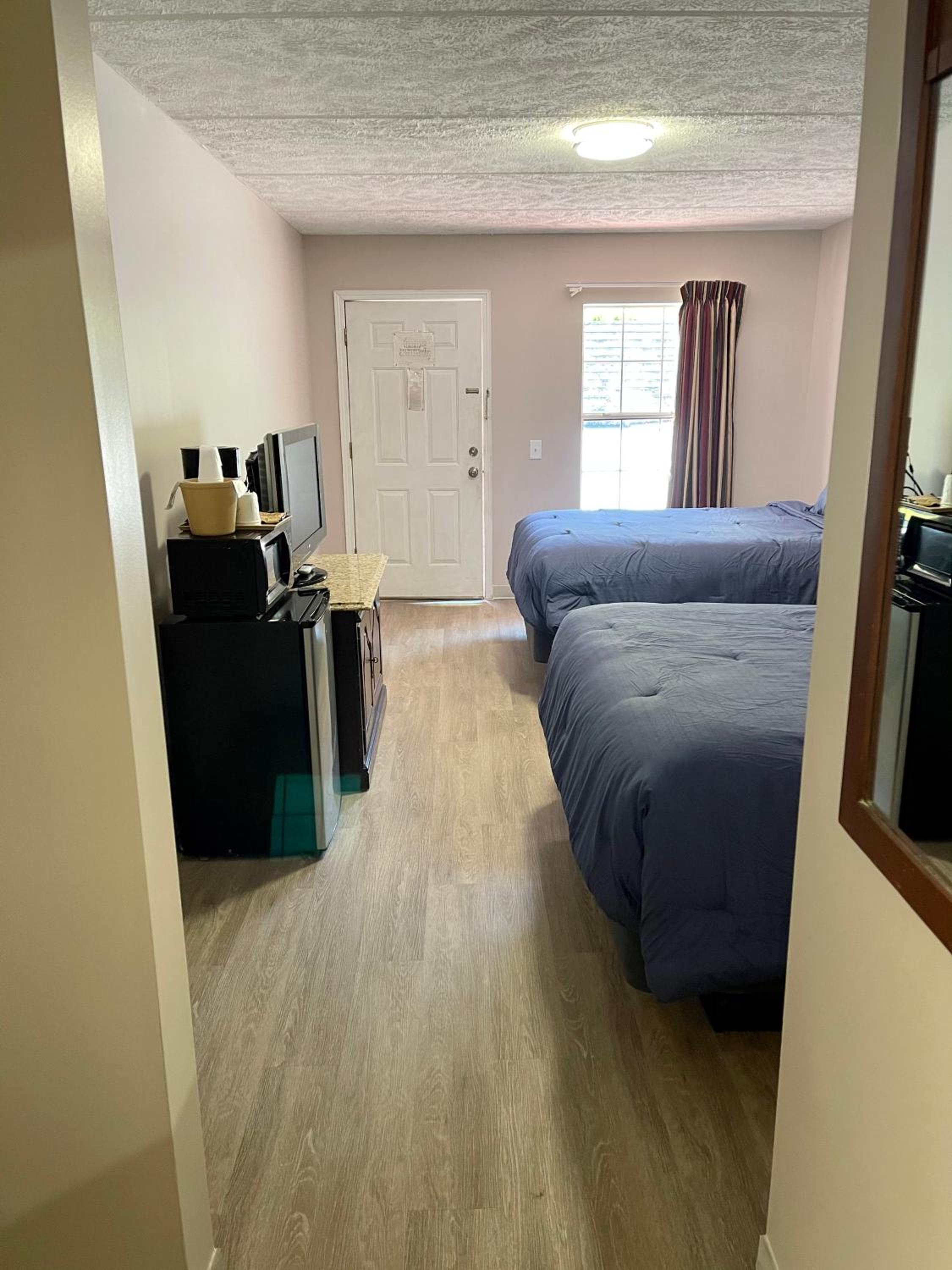 Queen Room with Two Queen Beds - Non-Smoking photo 3