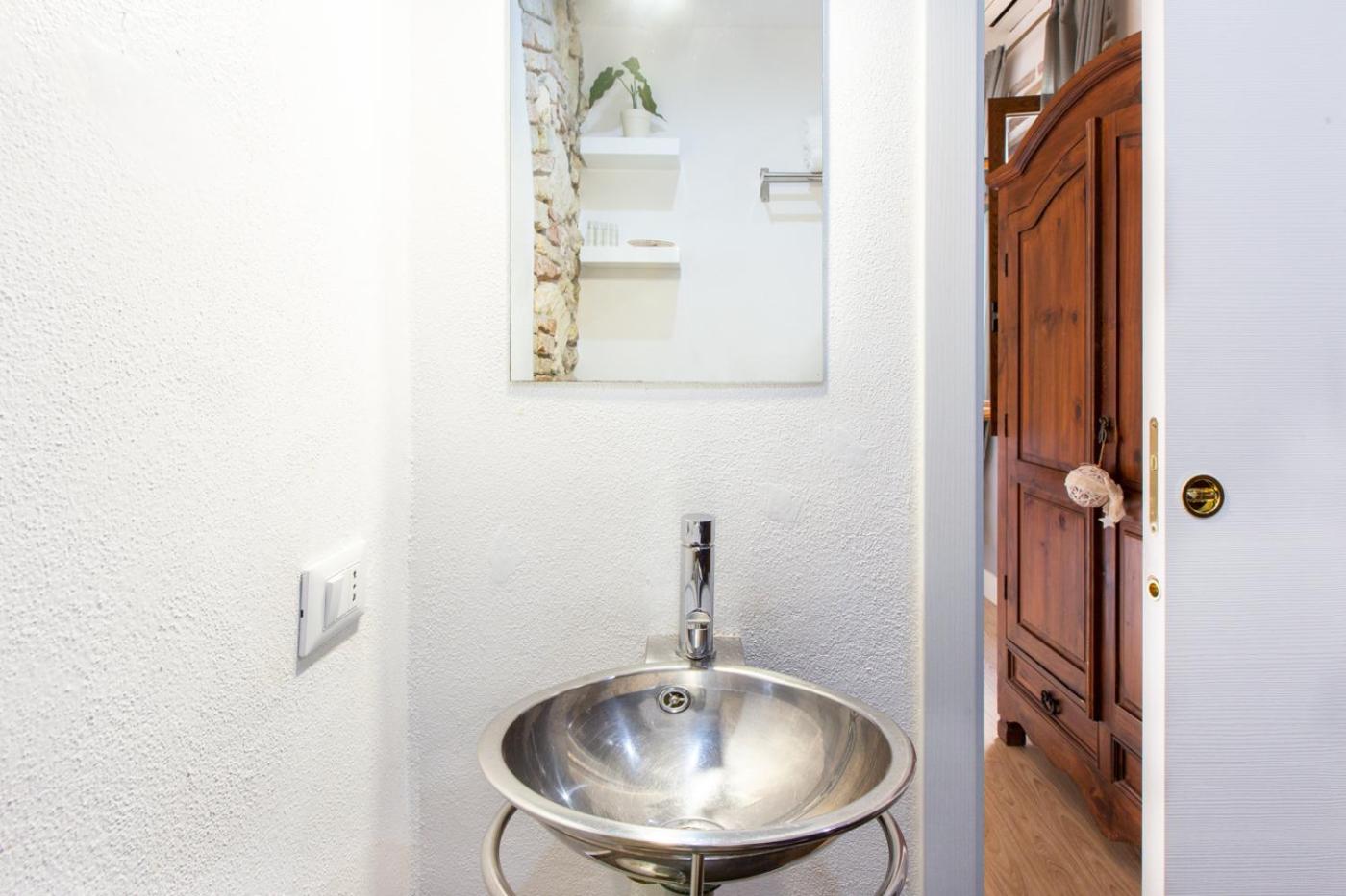 Double Room with Private Bathroom - Photo 8