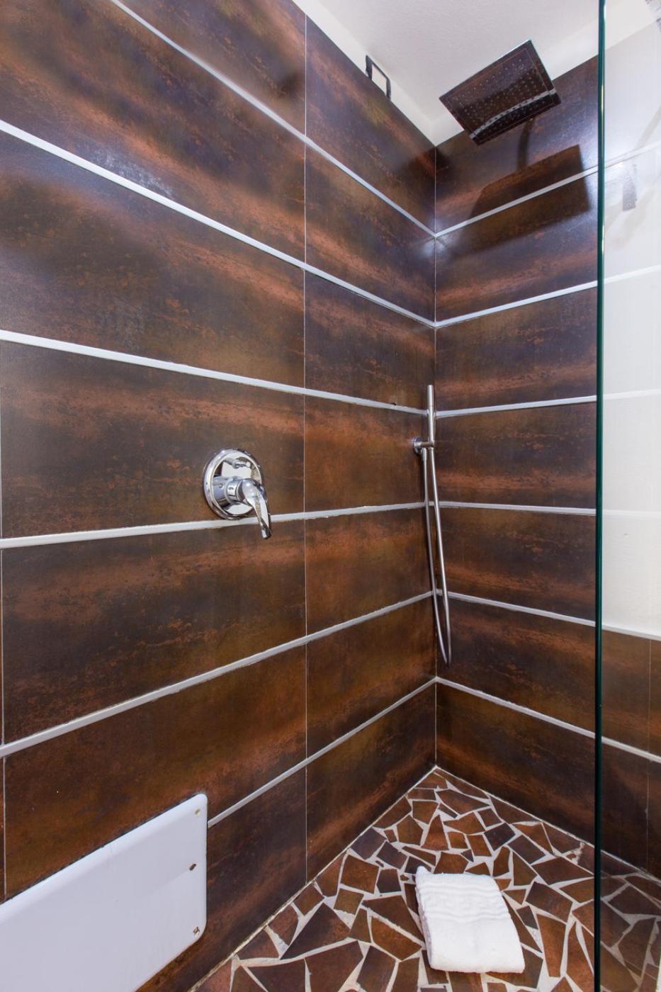 Double Room with Private Bathroom - Photo 7