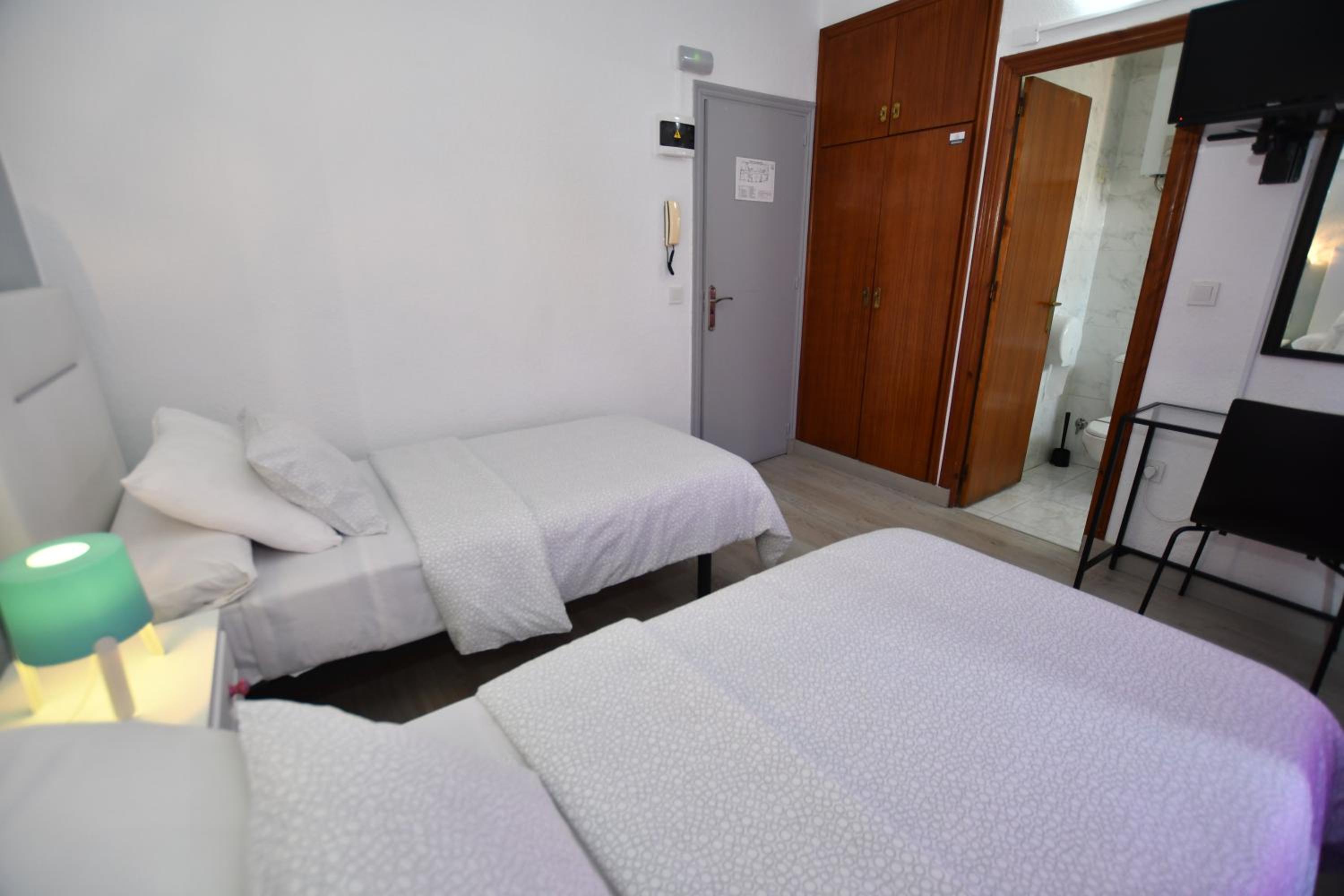 Twin Room - Photo 14