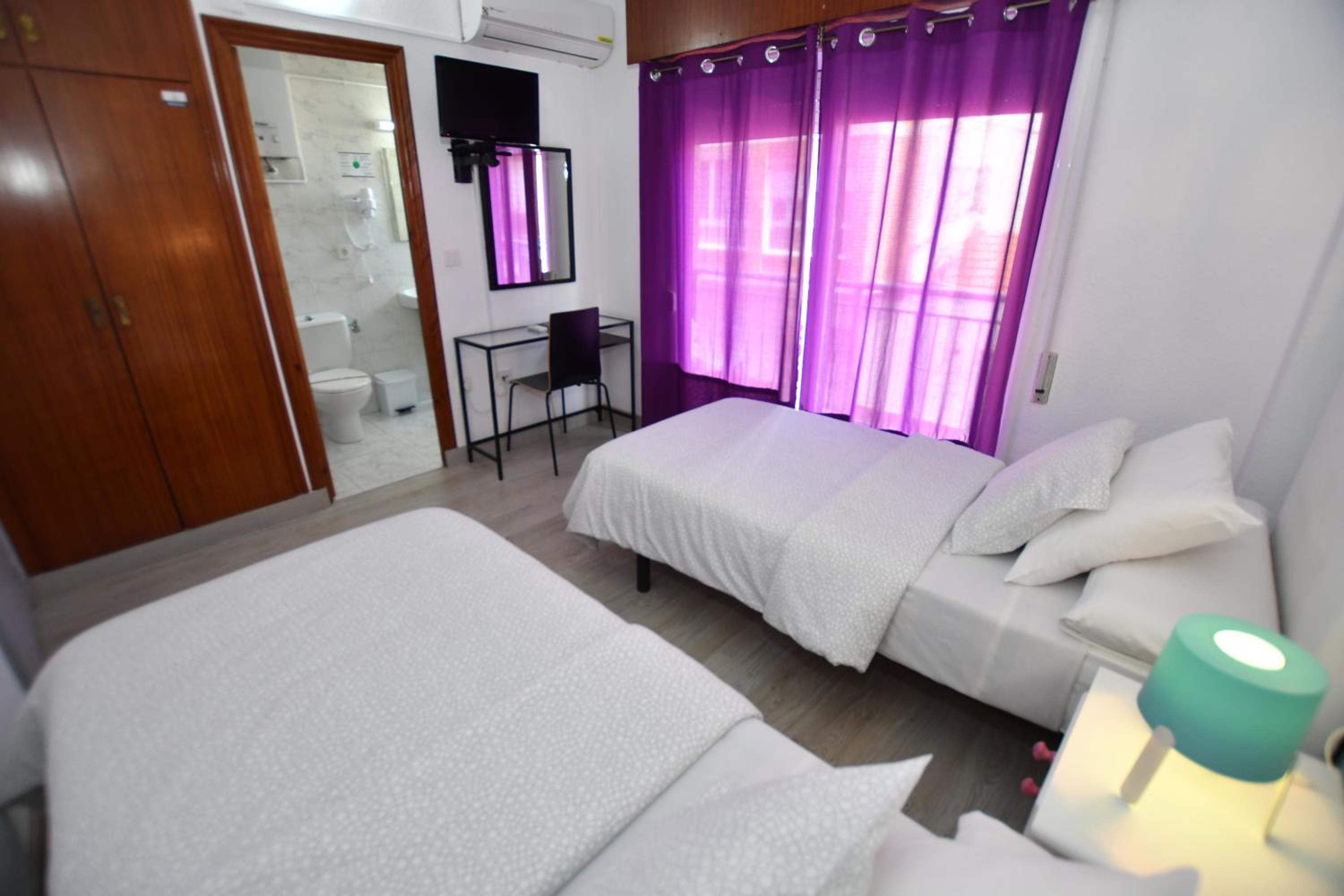 Twin Room - Photo 2
