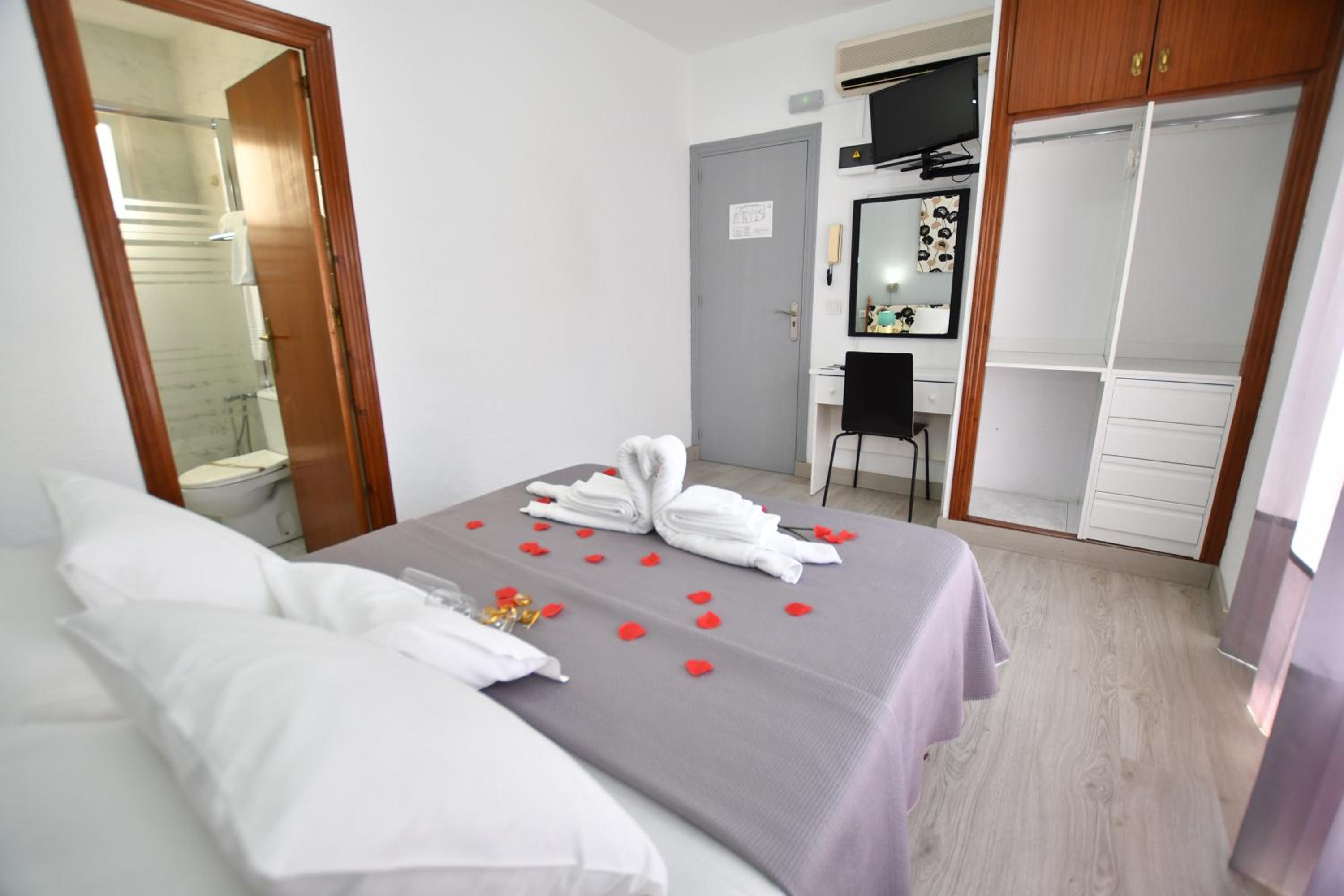 Double Room - Photo 35