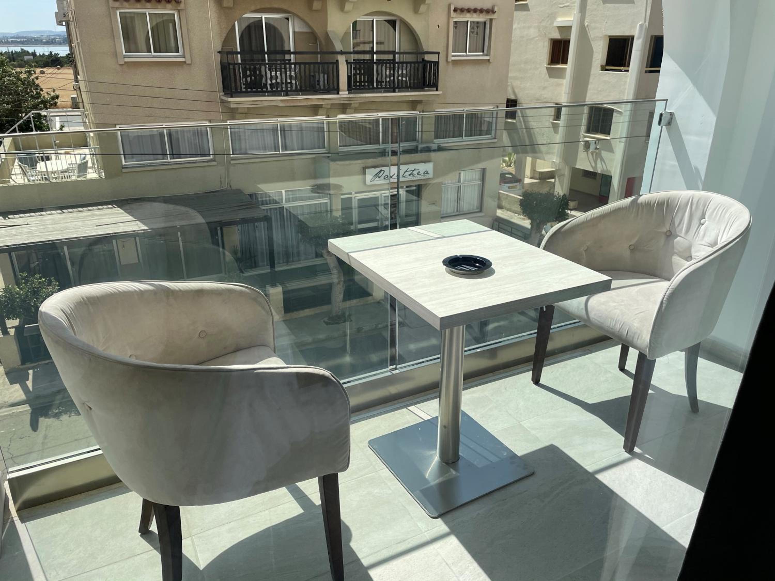 Double Room with Balcony - Photo 8