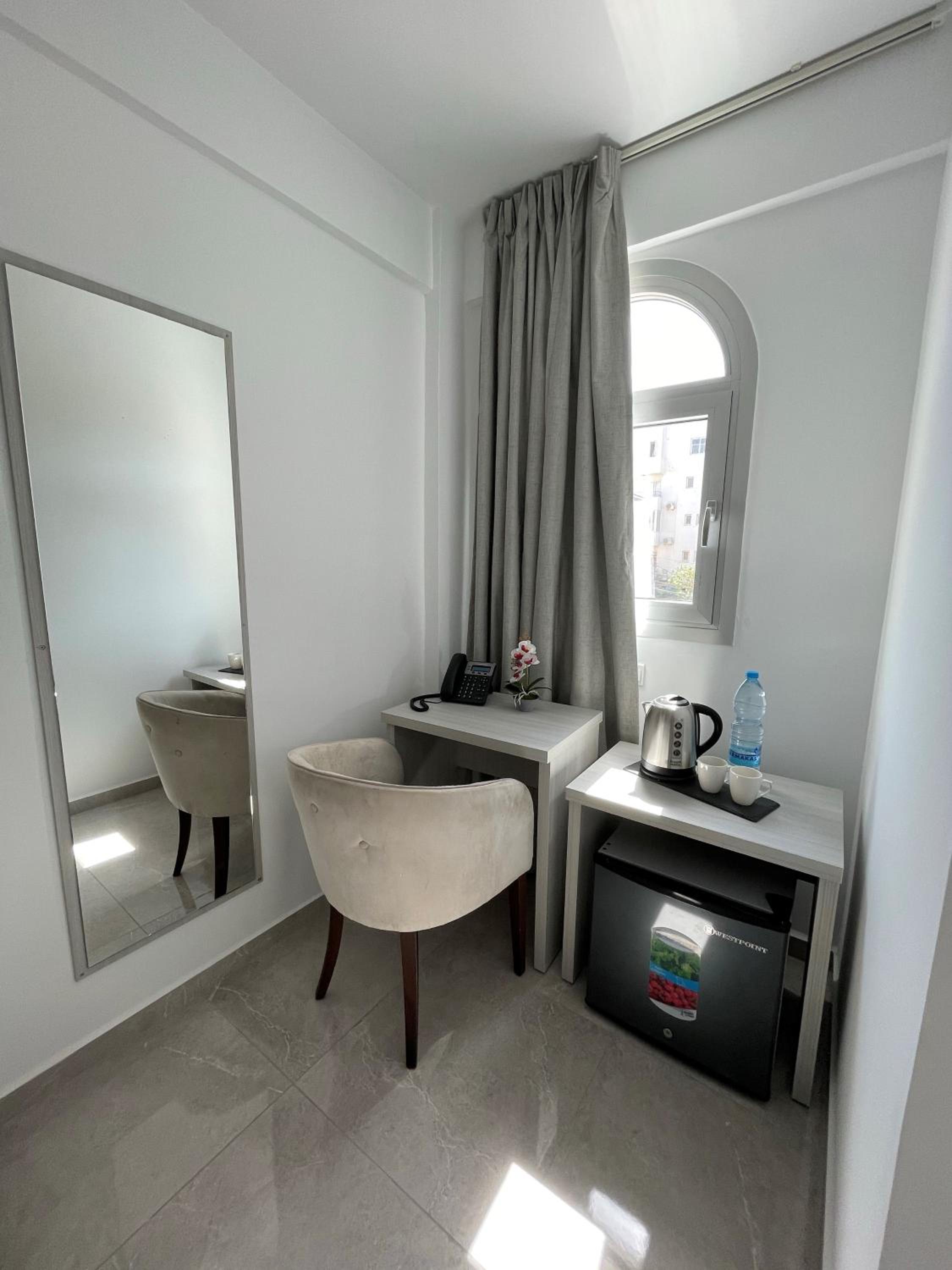 Double Room with Balcony - Photo 10
