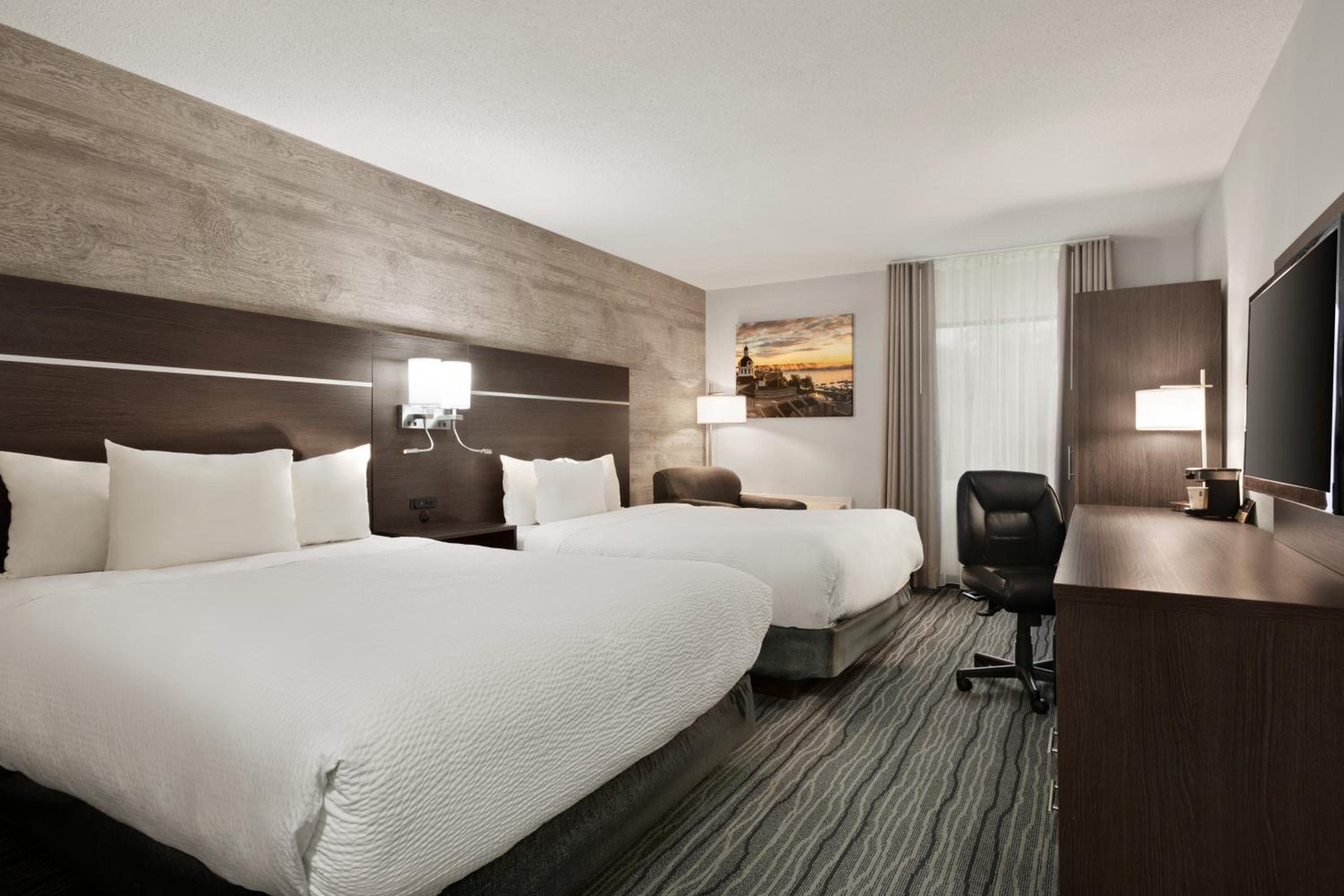 Queen Room with Two Queen Beds - Non-Smoking - Photo 2